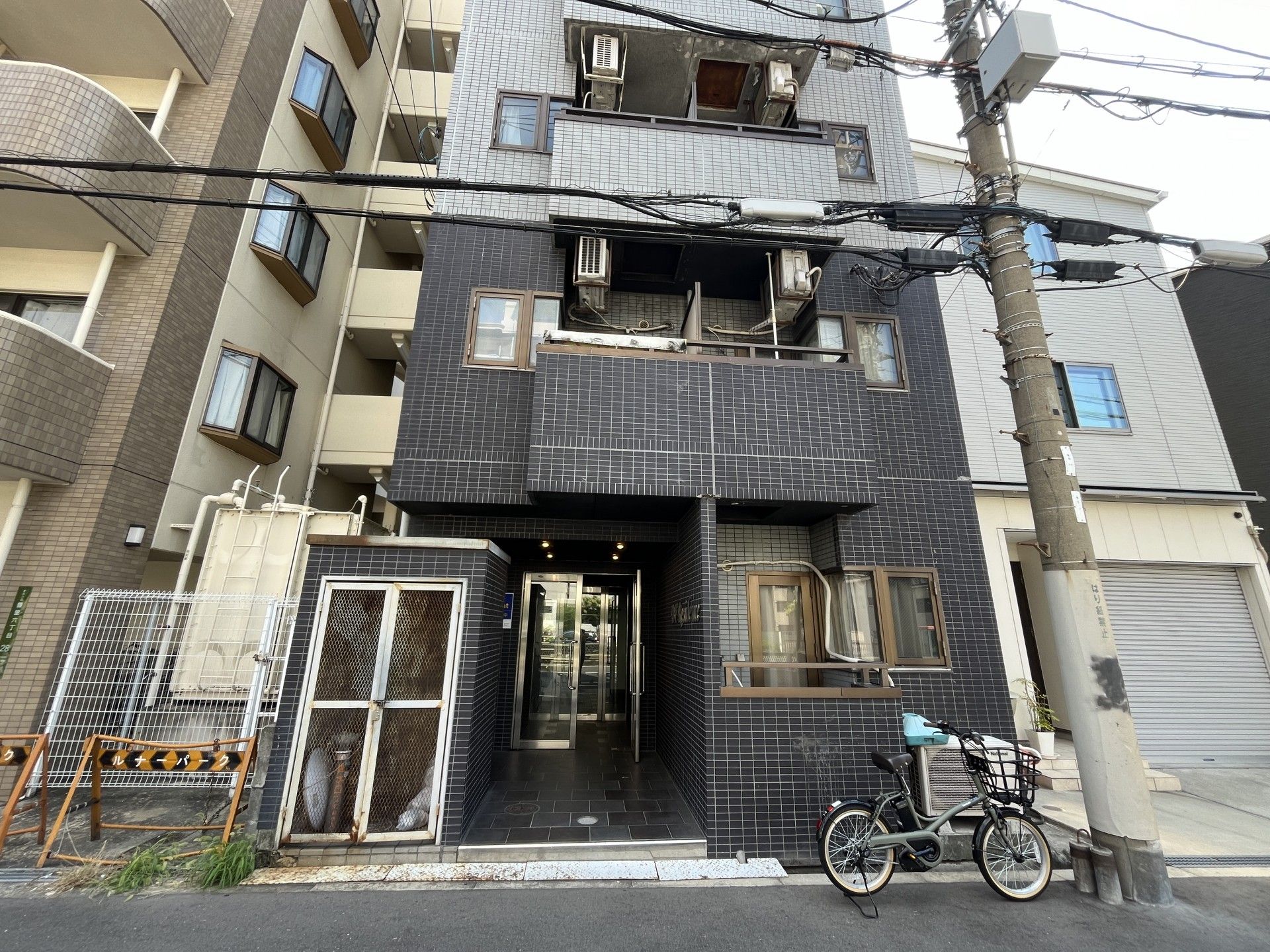 都会の建物のエントランス