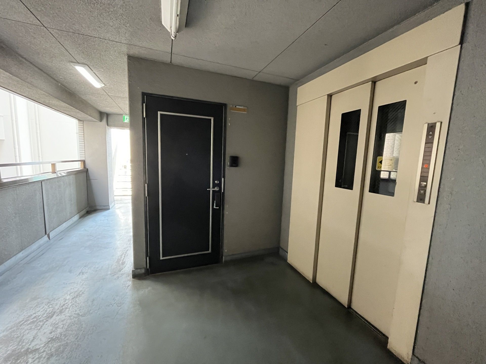 明るい廊下のエレベーター