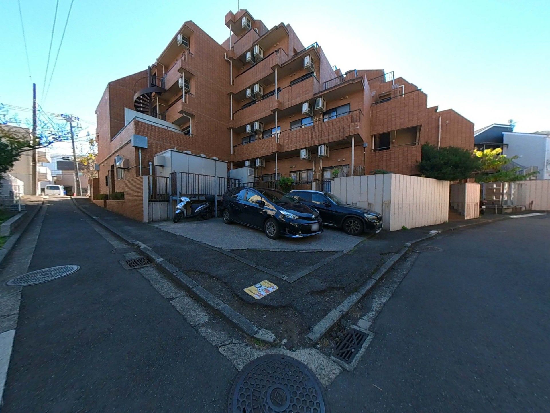落ち着いた外観の建物