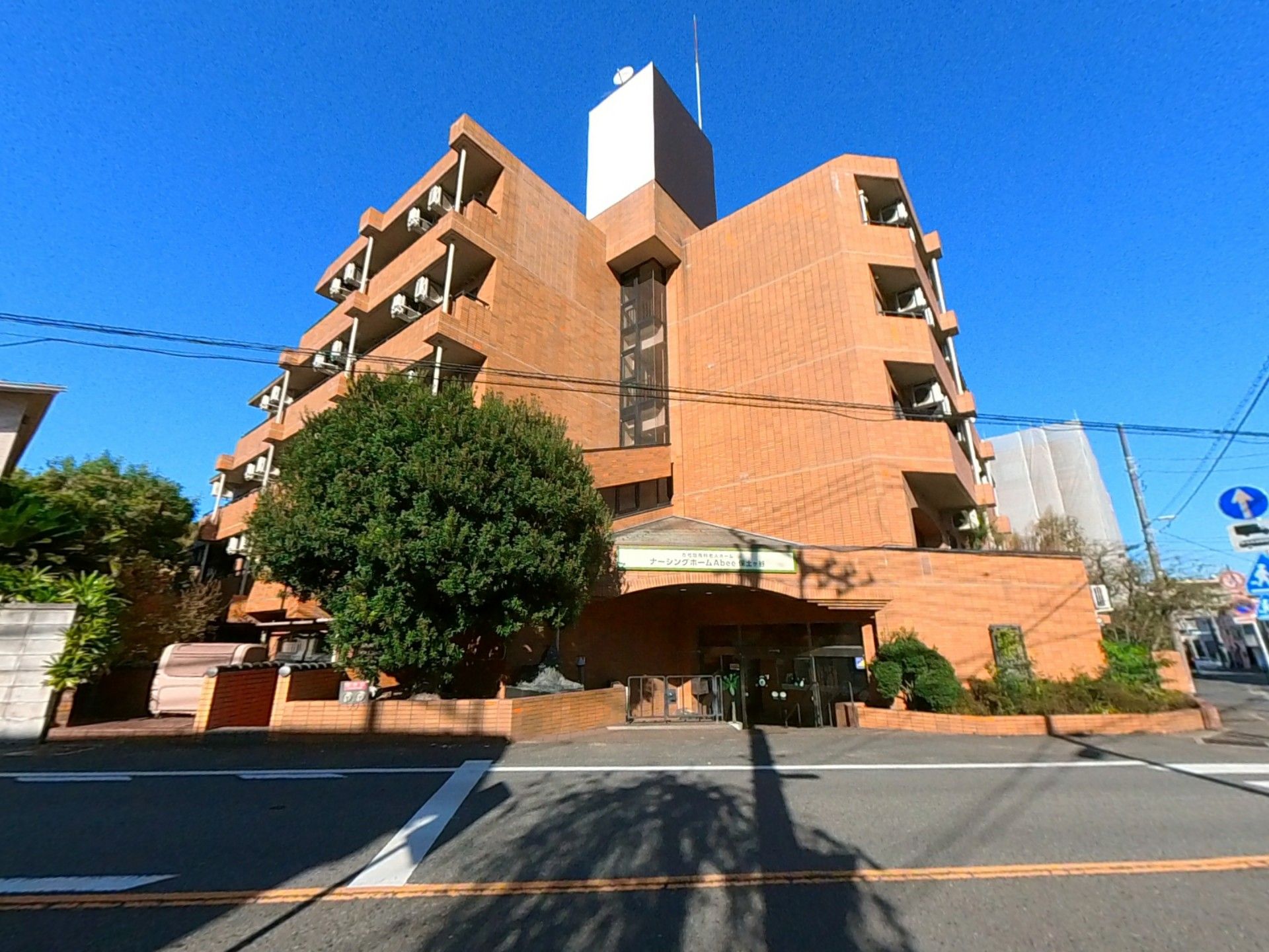 暖かみのある建物の外観