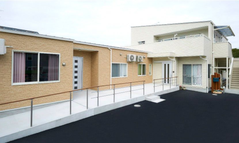 明るい外観の建物