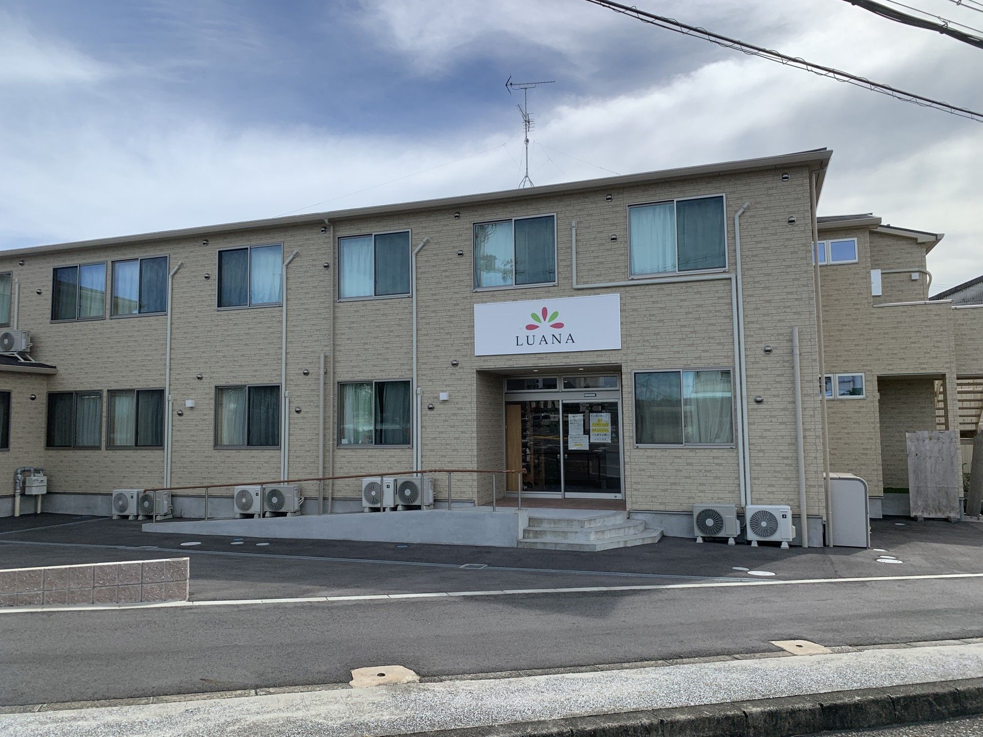ゆったりとした入り口の建物