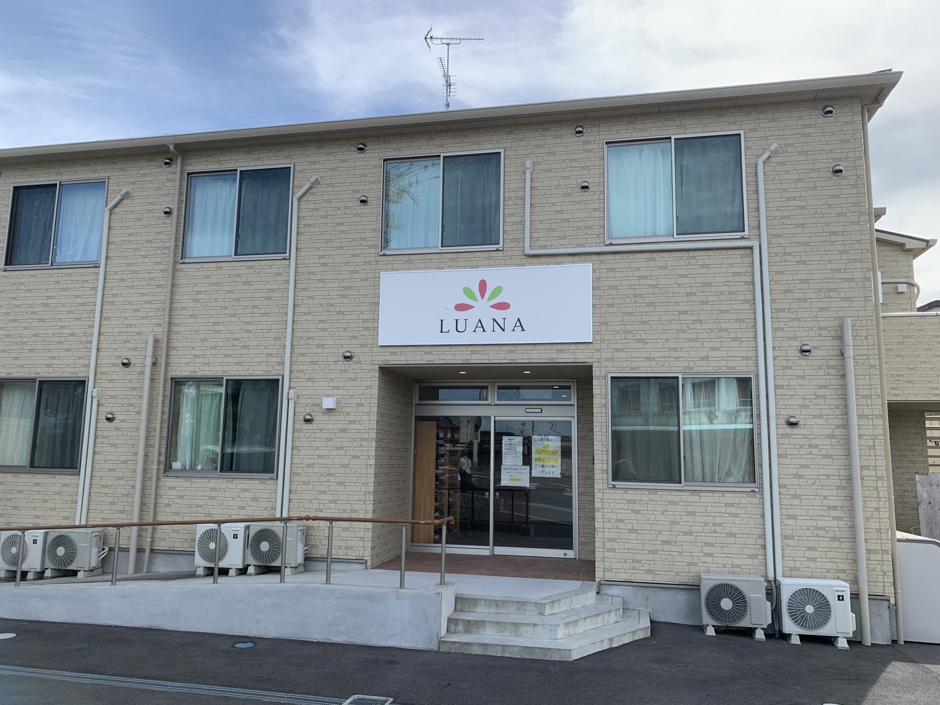 明るい外観の建物入口