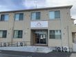 明るい外観の建物入口