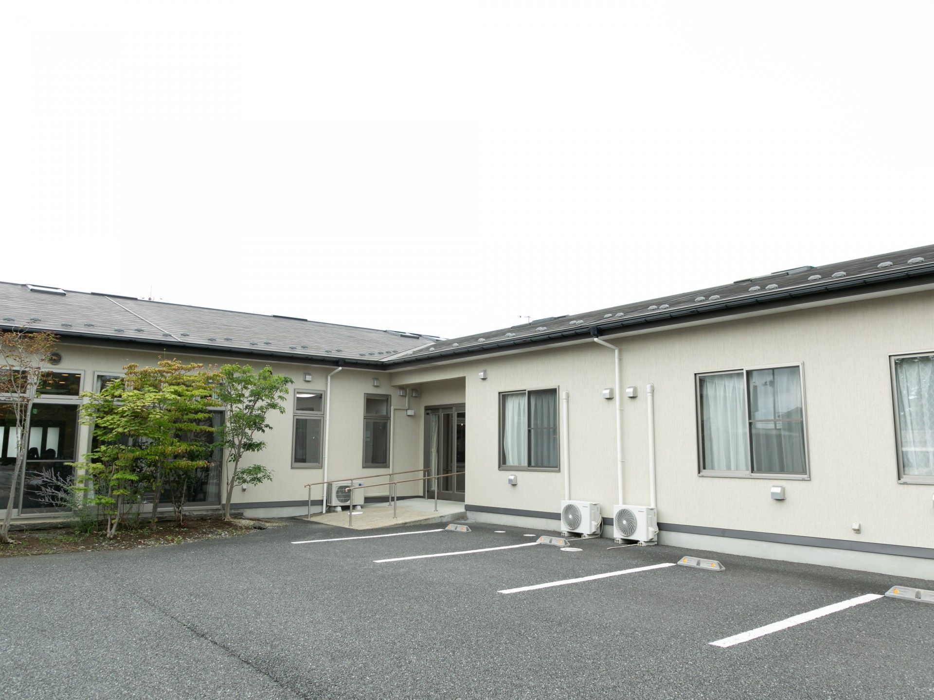 バリアフリー設計の建物入口