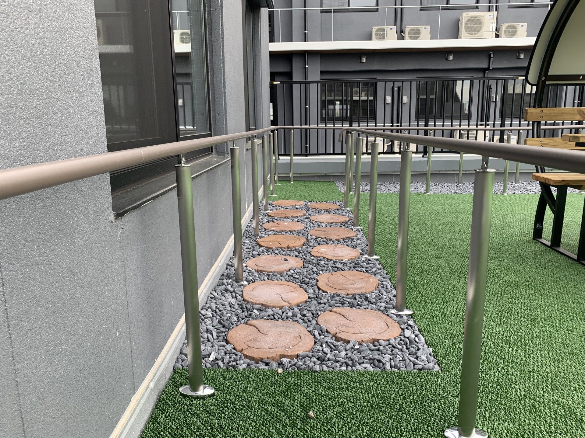 安全な手すり付きの通路