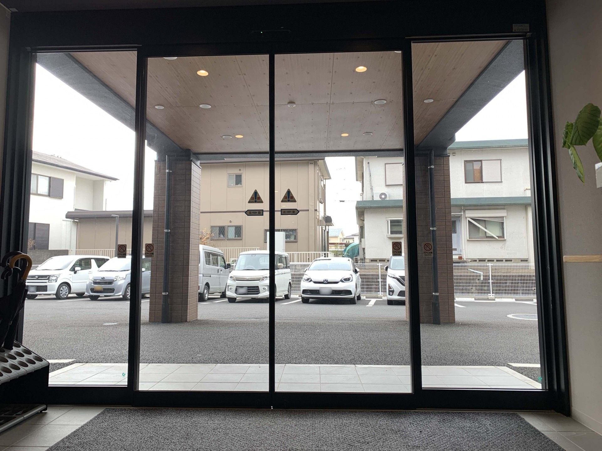 広い出入口の風景