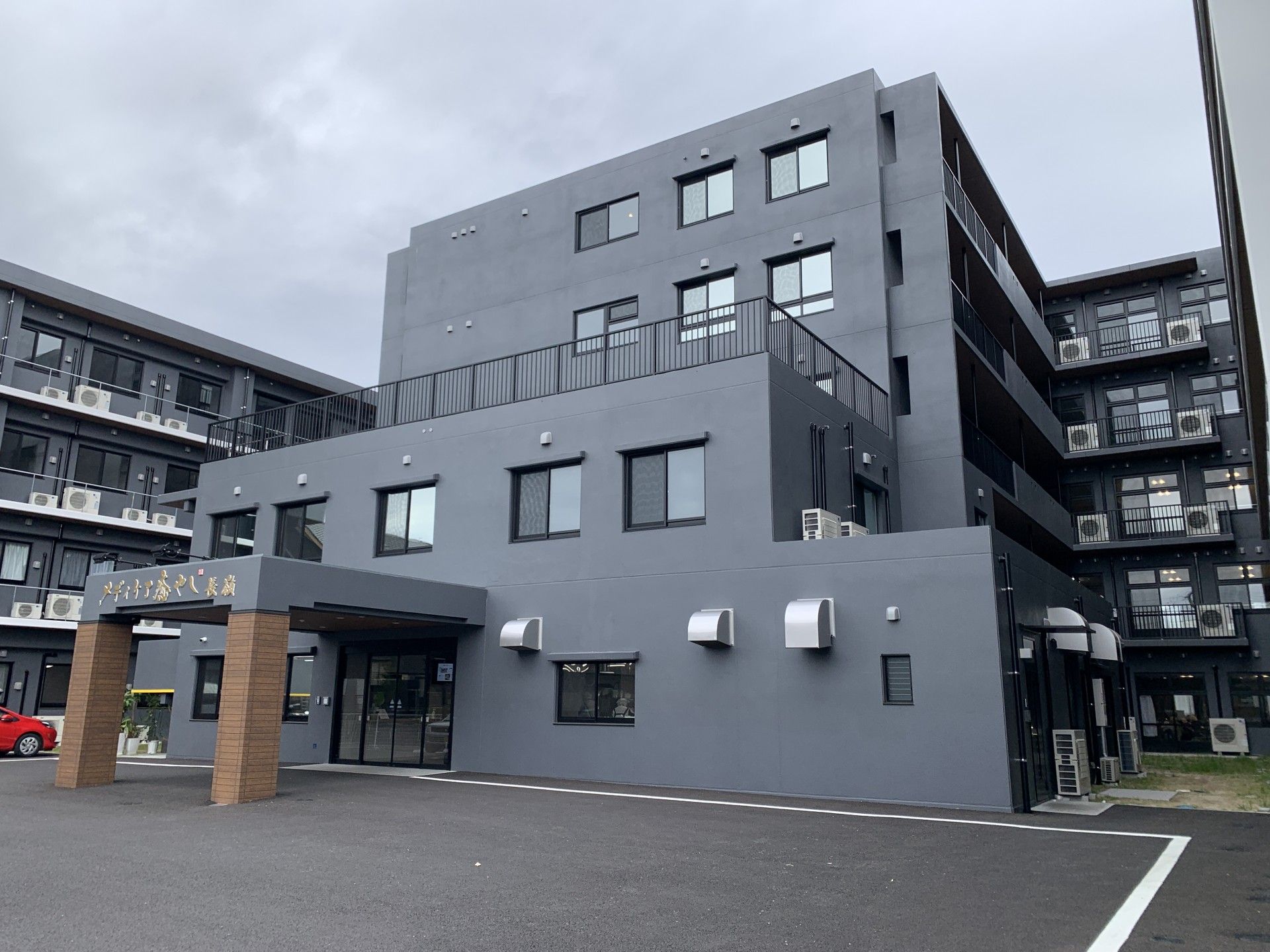 落ち着いた外観の建物