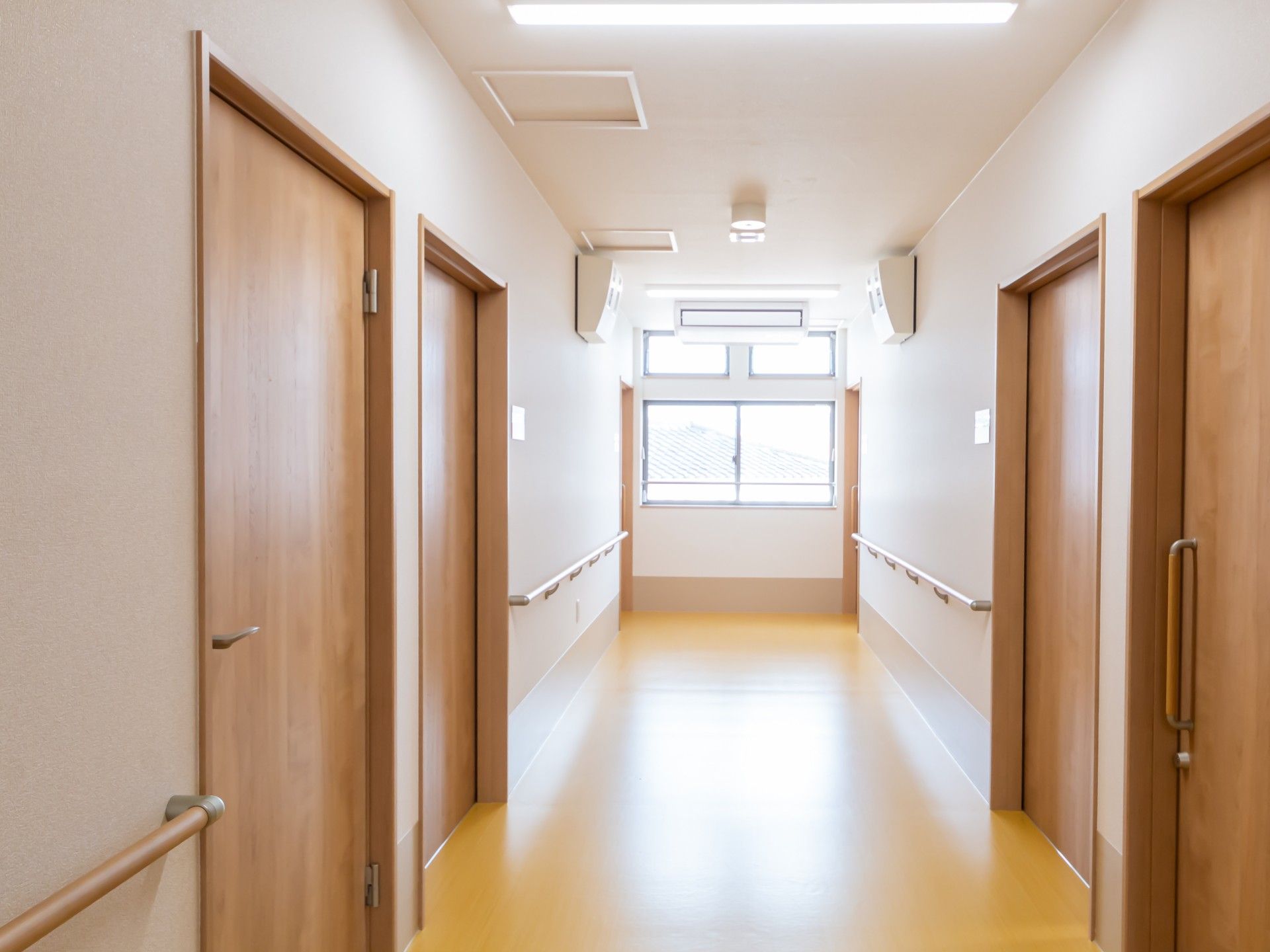明るく清潔な廊下