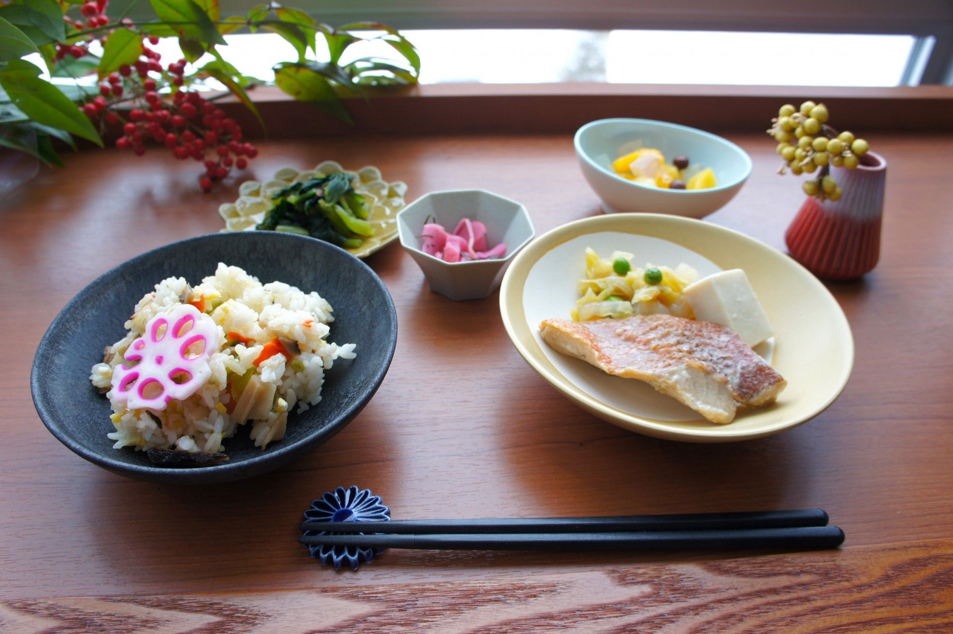 和食の彩り豊かな食事風景