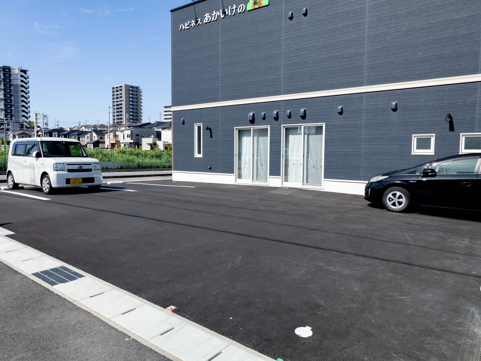 広々とした駐車場