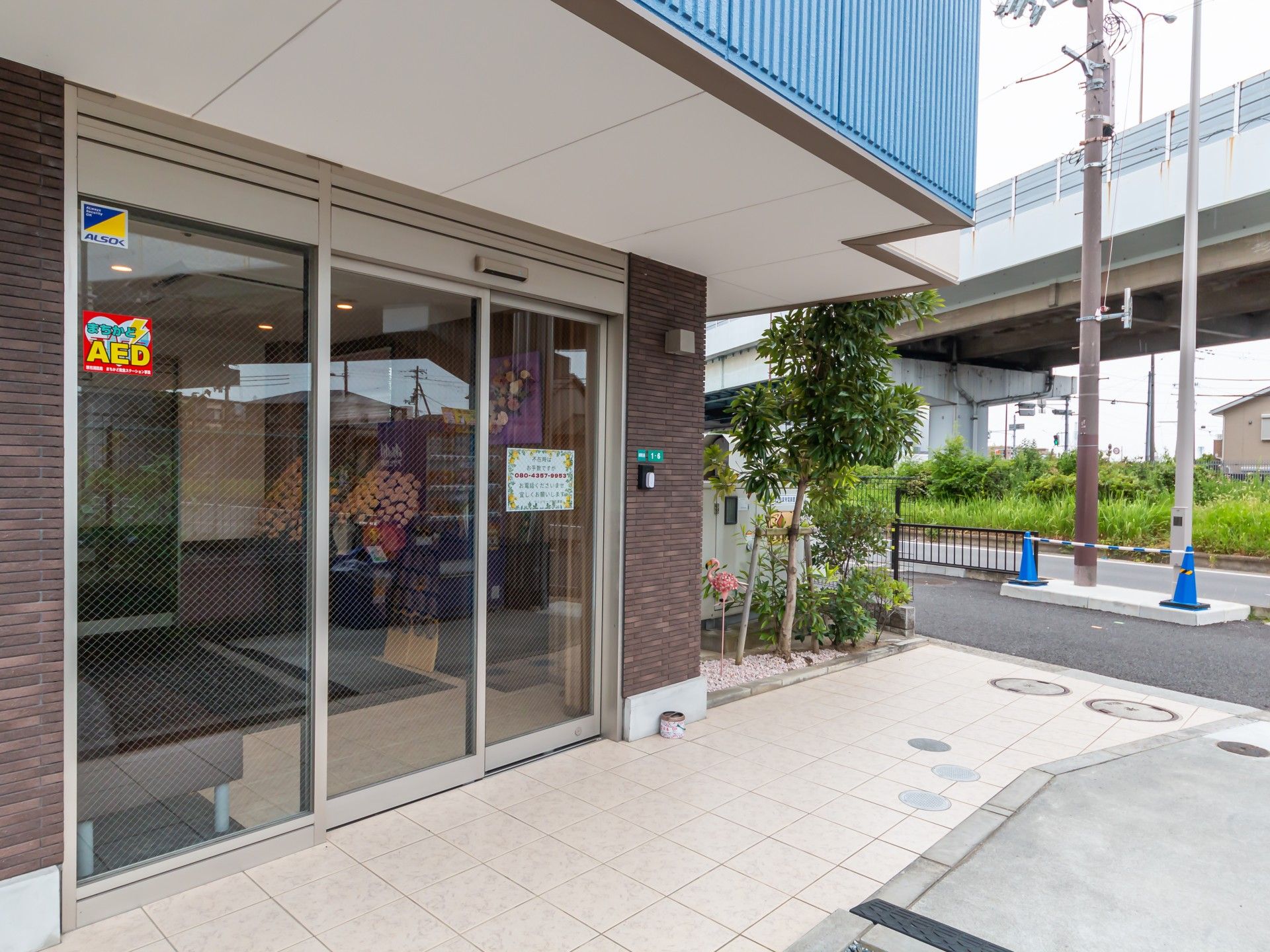 明るいエントランスの施設