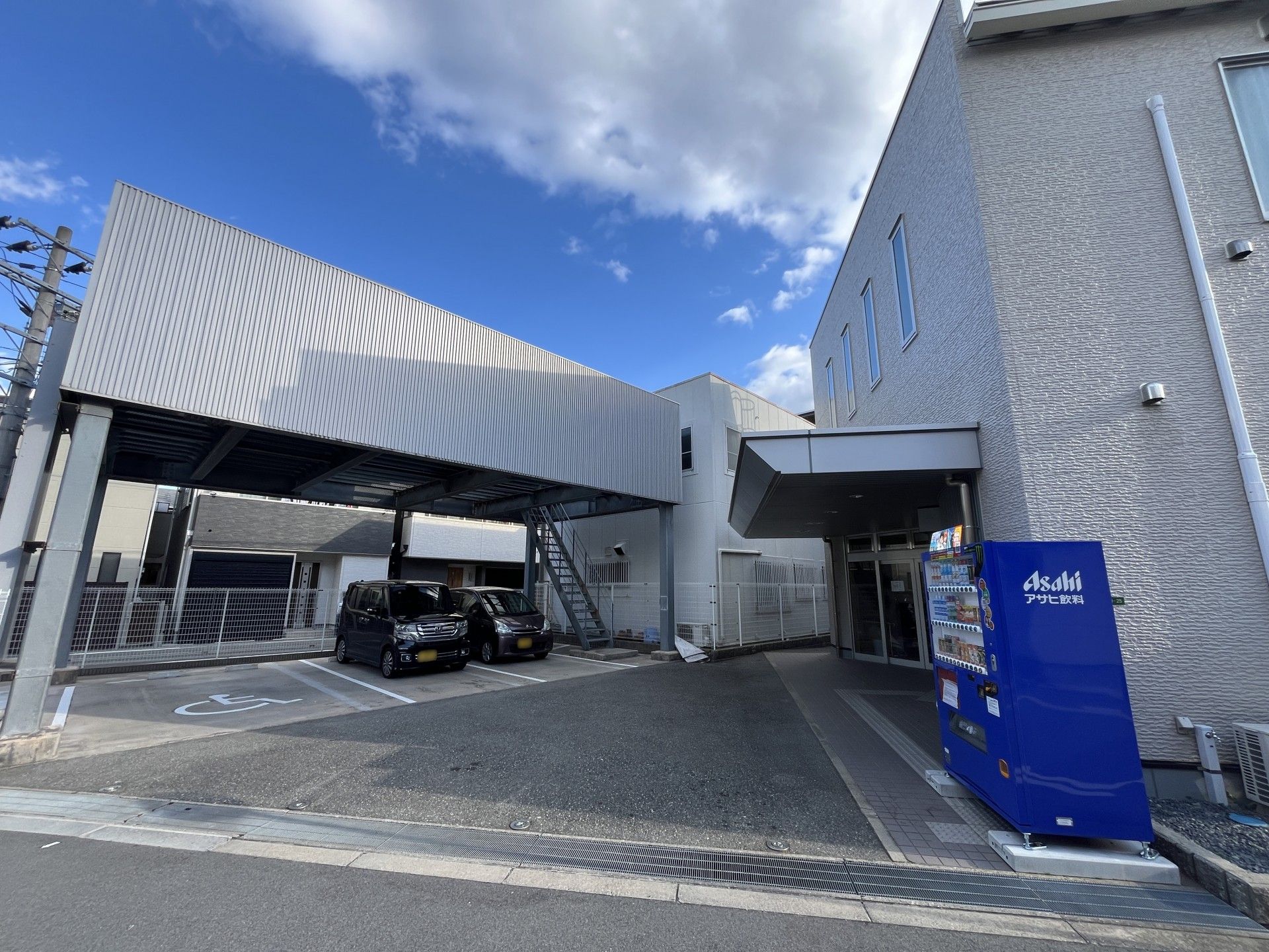 駐車場と自動販売機