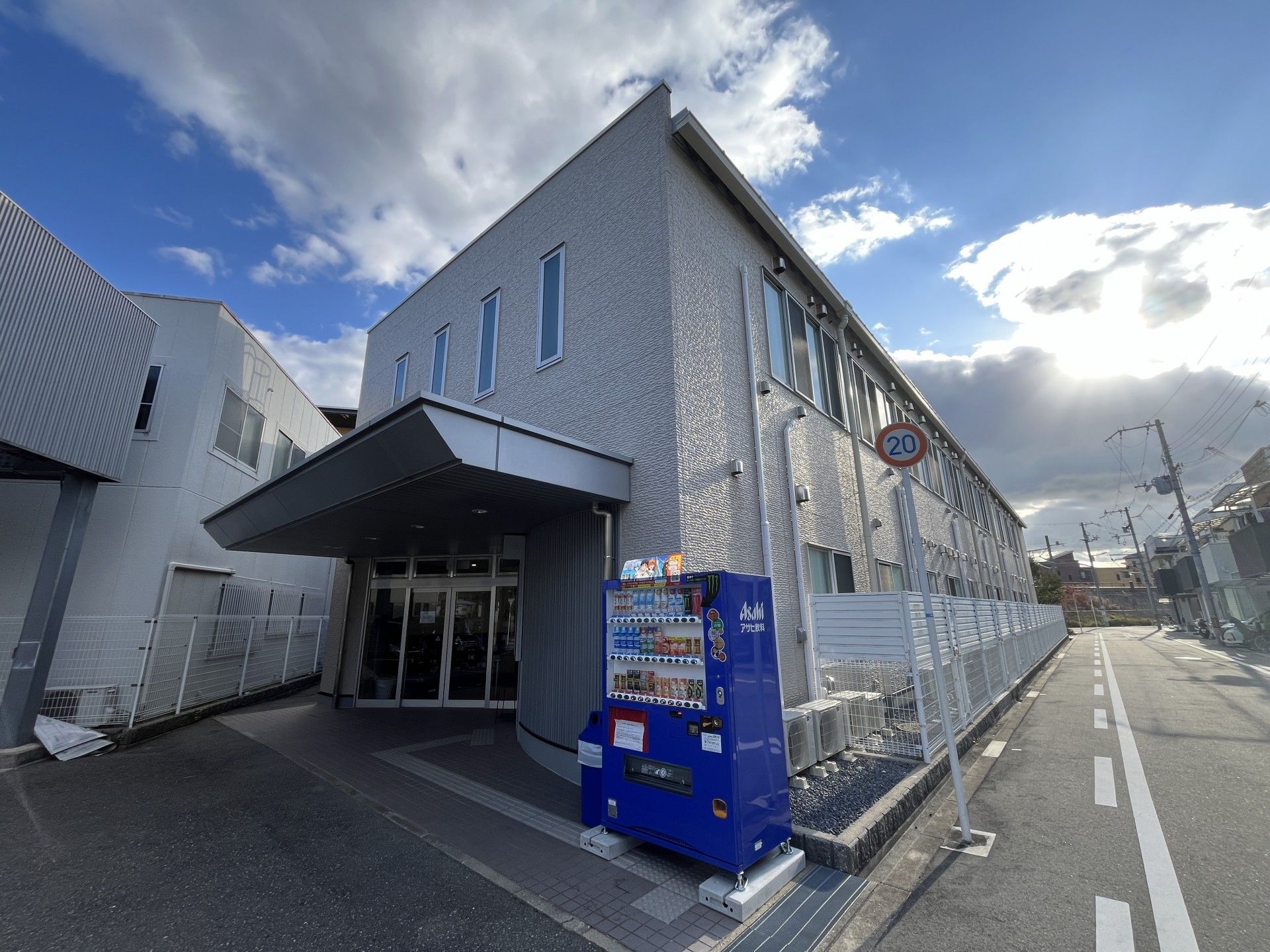 自動販売機と建物の外観