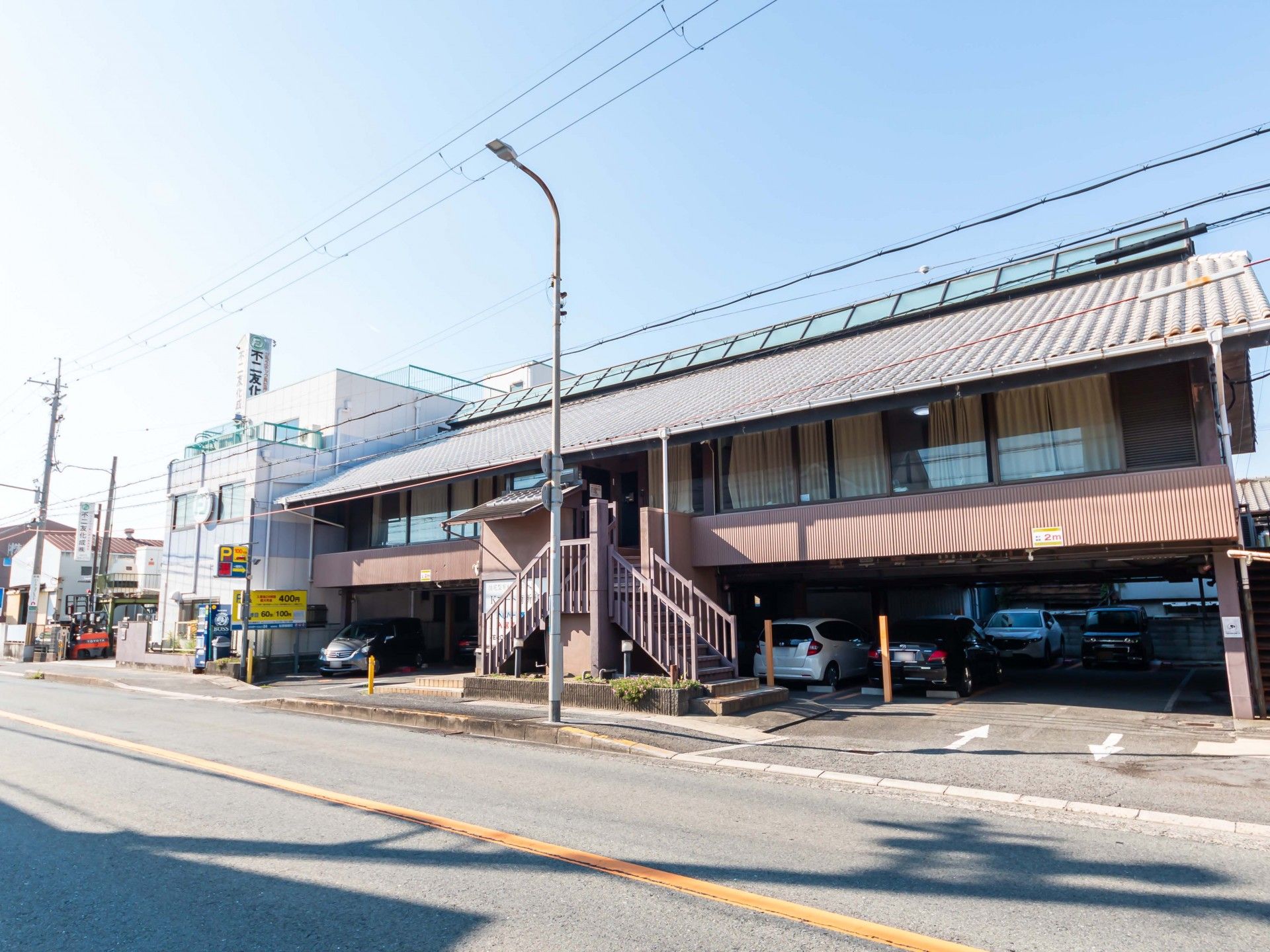 ゆったりとした外観の建物