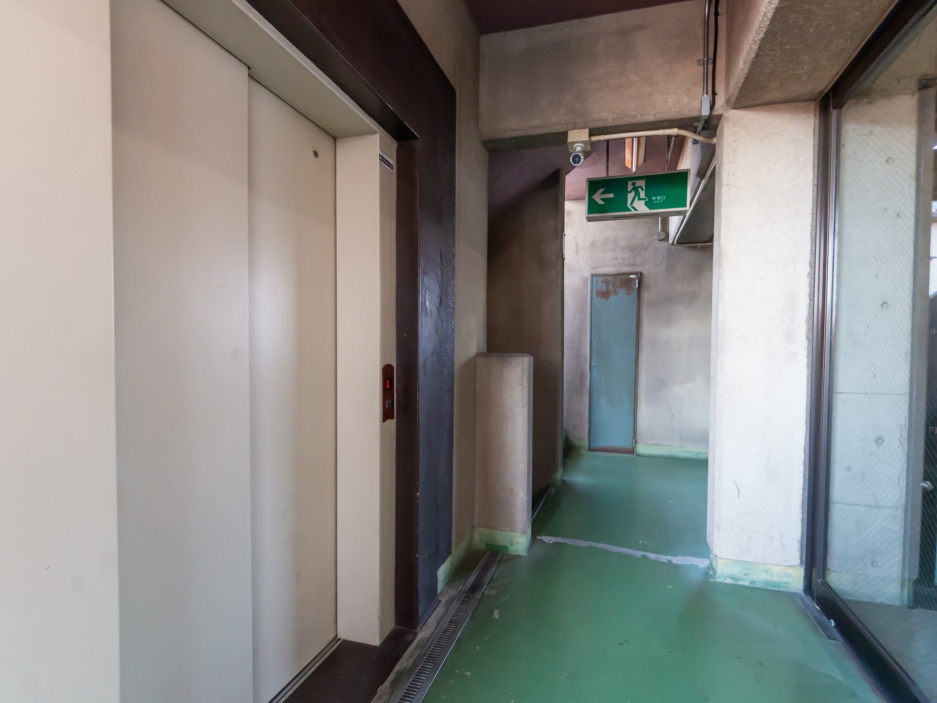 出口近くのエレベーターホール
