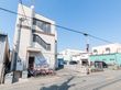 明るい外観の建物