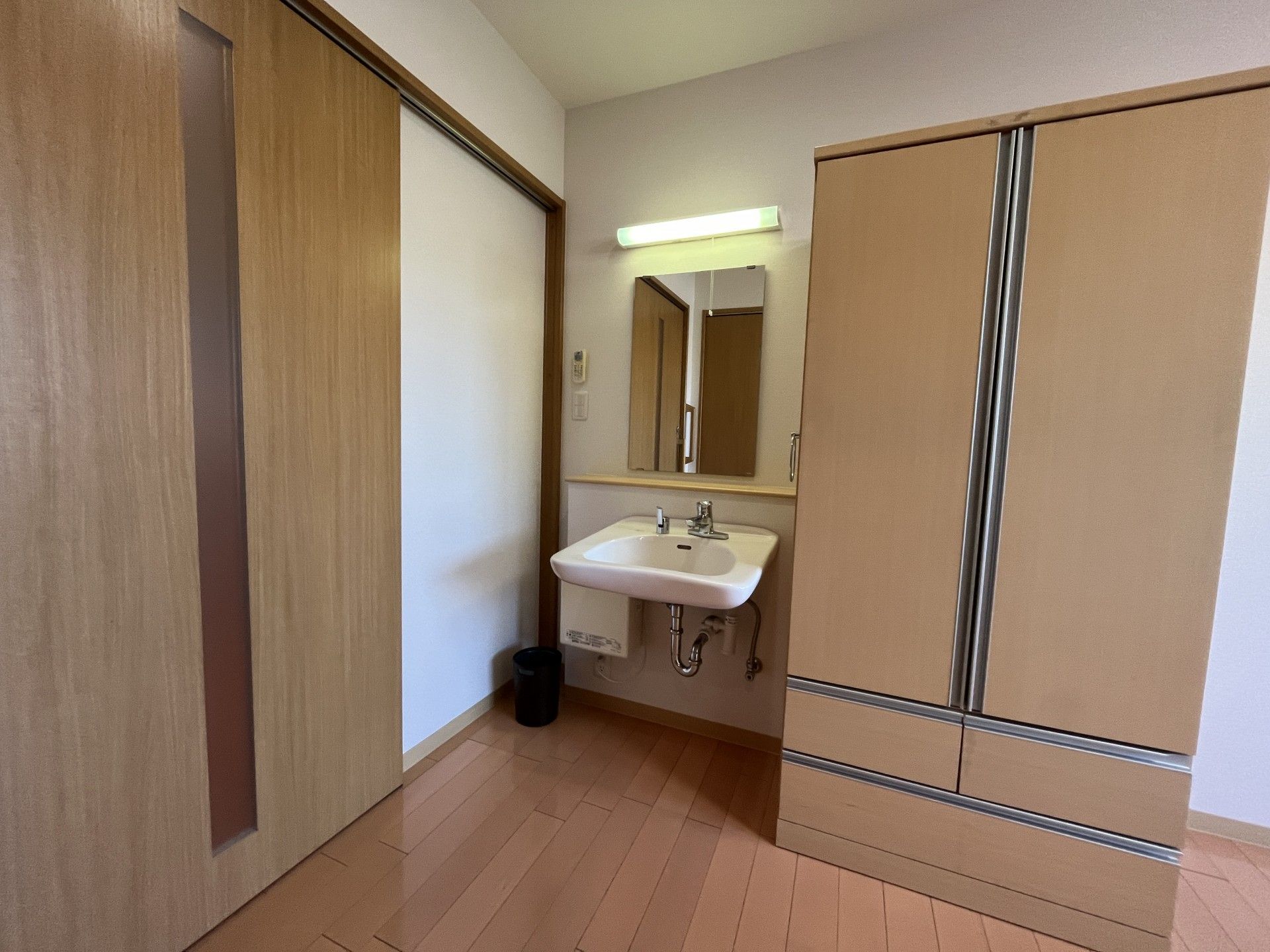 手洗い場のある廊下
