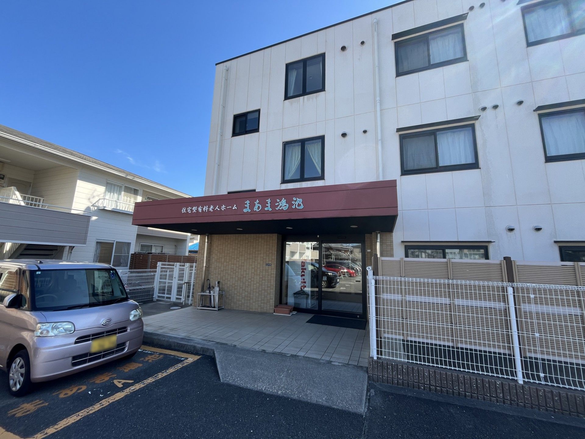 明るい入口のある建物