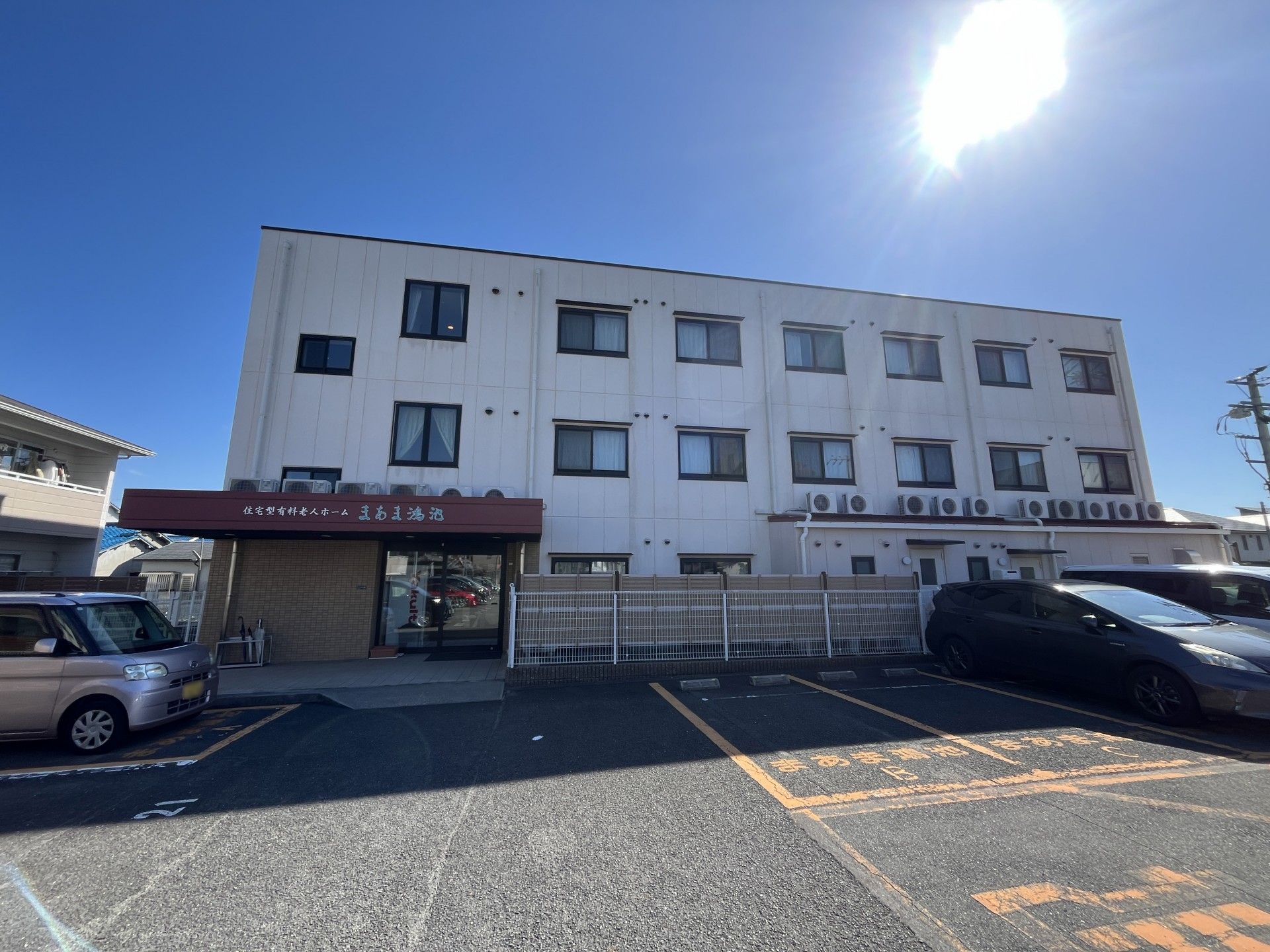 明るい外観の建物正面