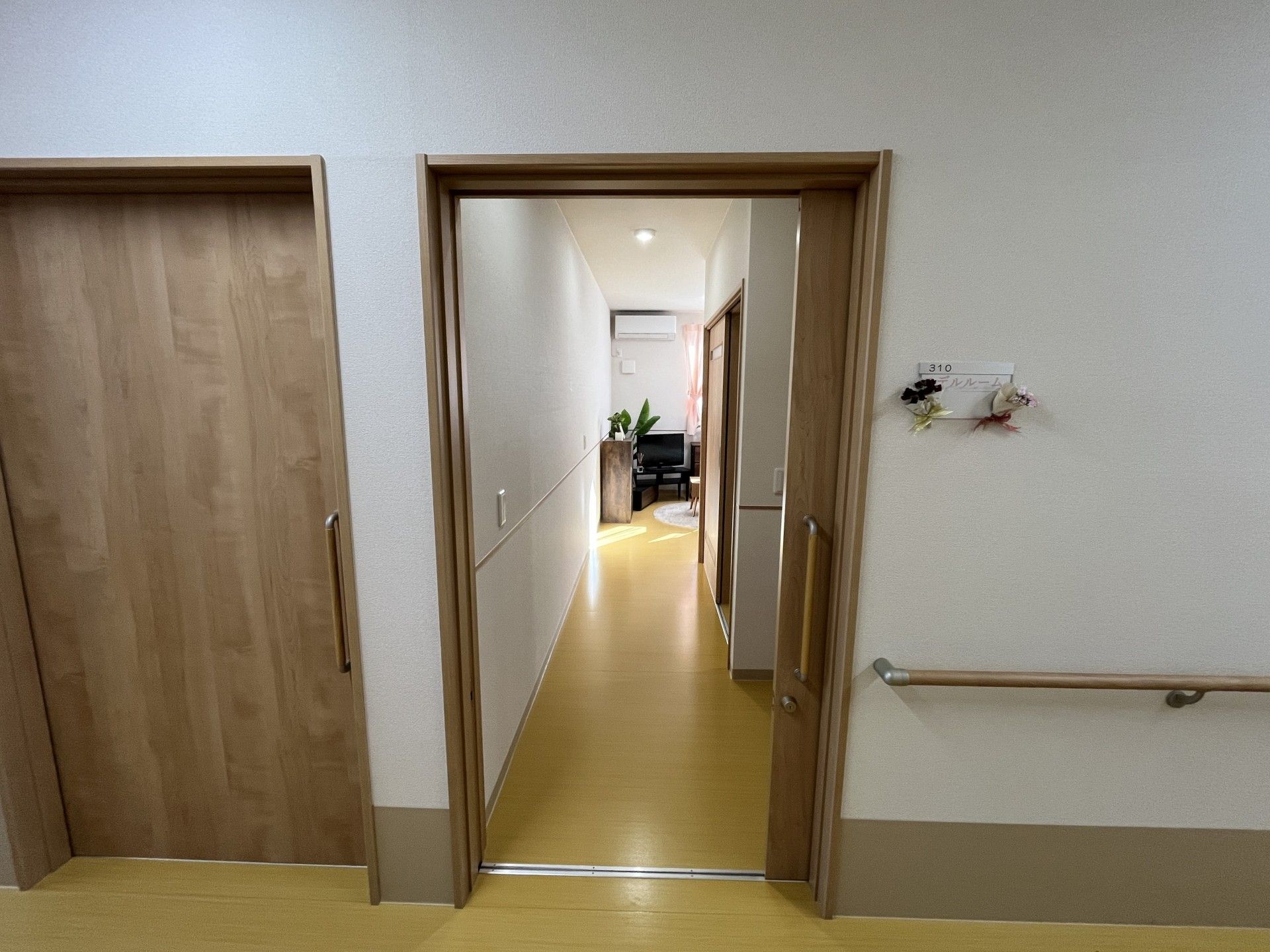明るい廊下の一角