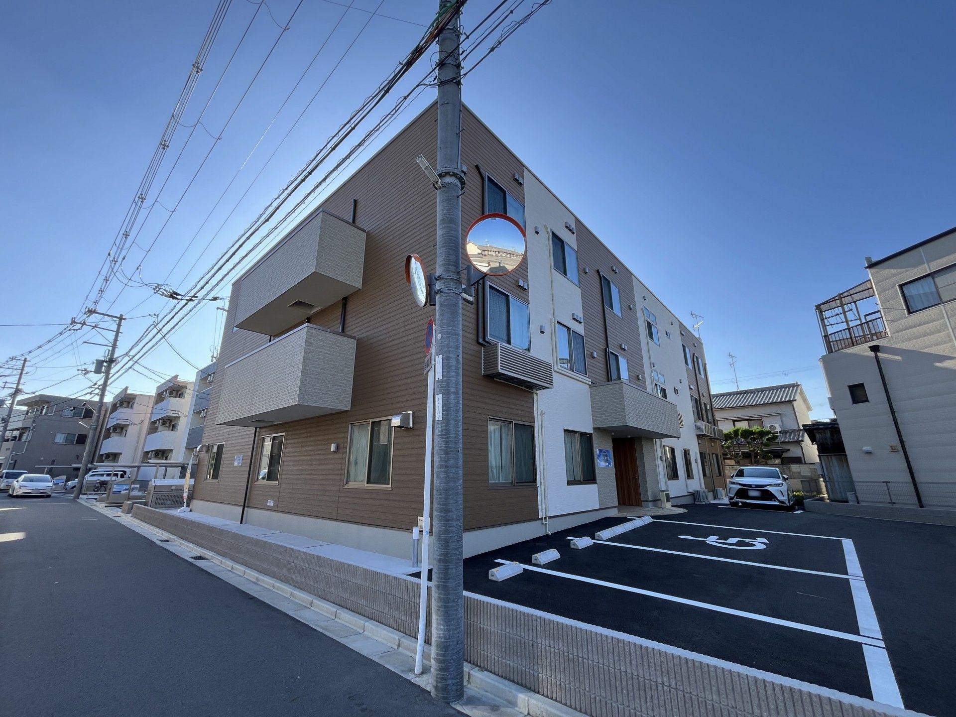 新築そうな建物の外観