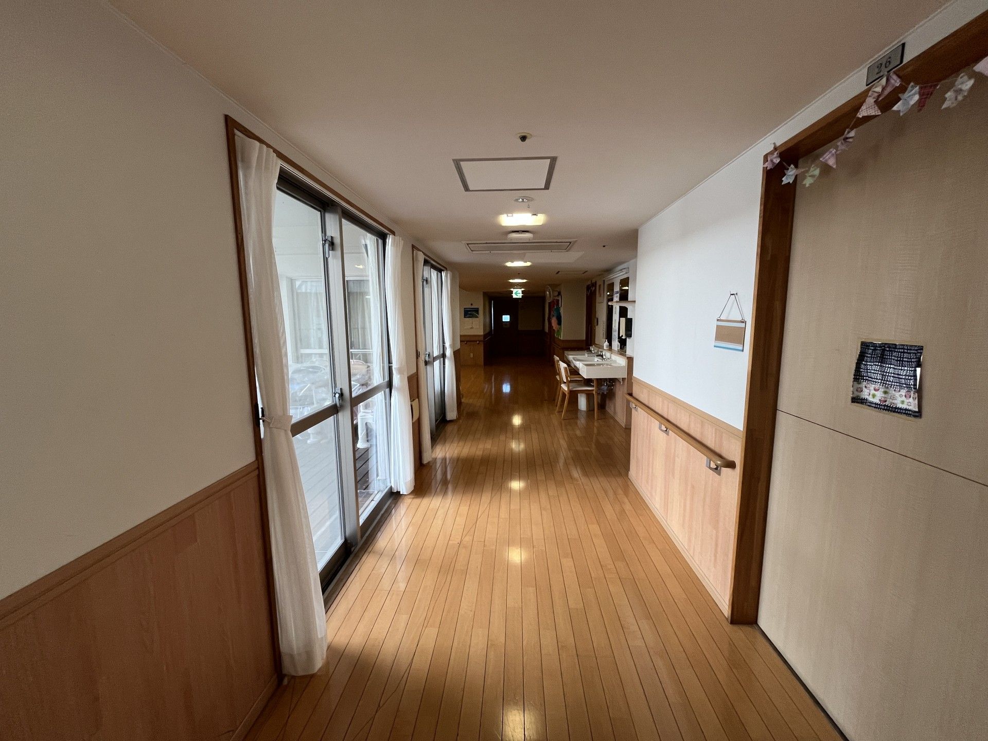 明るく広々とした廊下