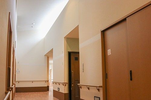 ゆったり廊下の施設風景