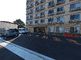 広々とした駐車スペースの建物外観
