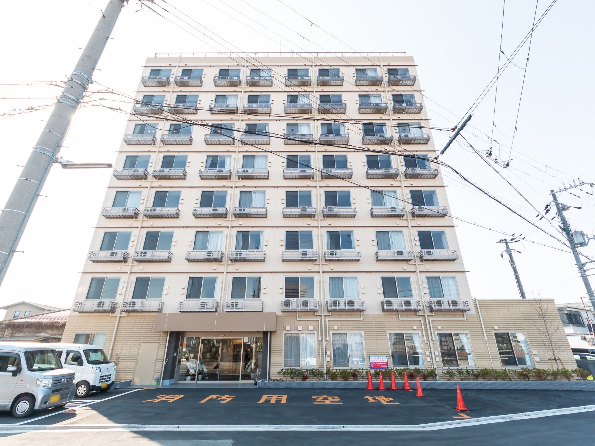 車いすの女性と2名の医療スタッフ