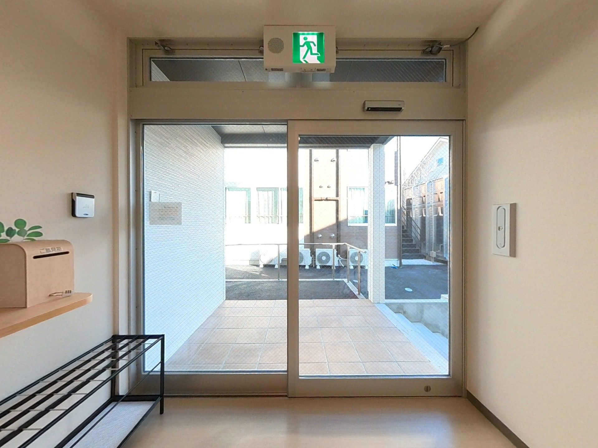 明るい出入口