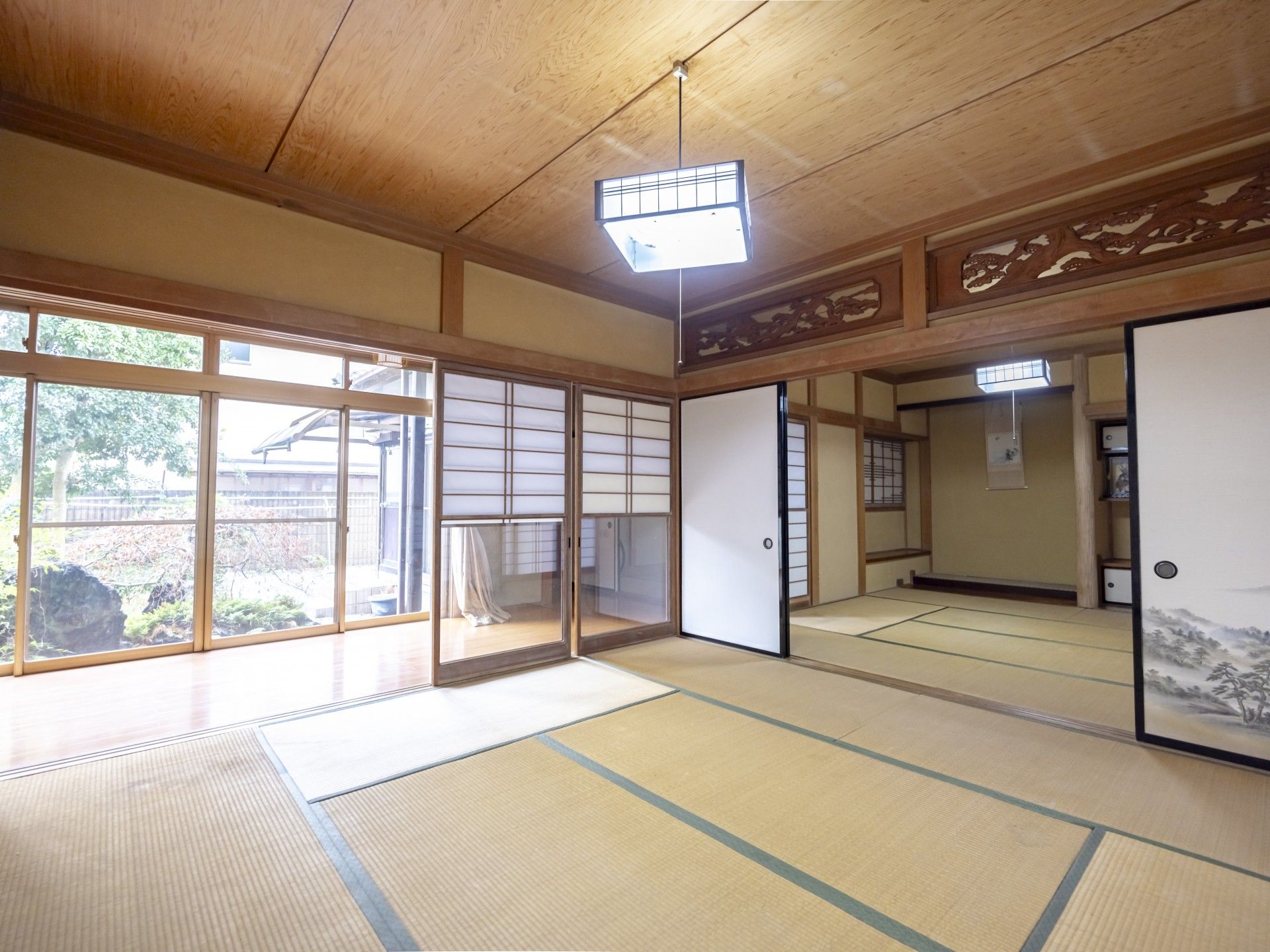 和室の明るい居間