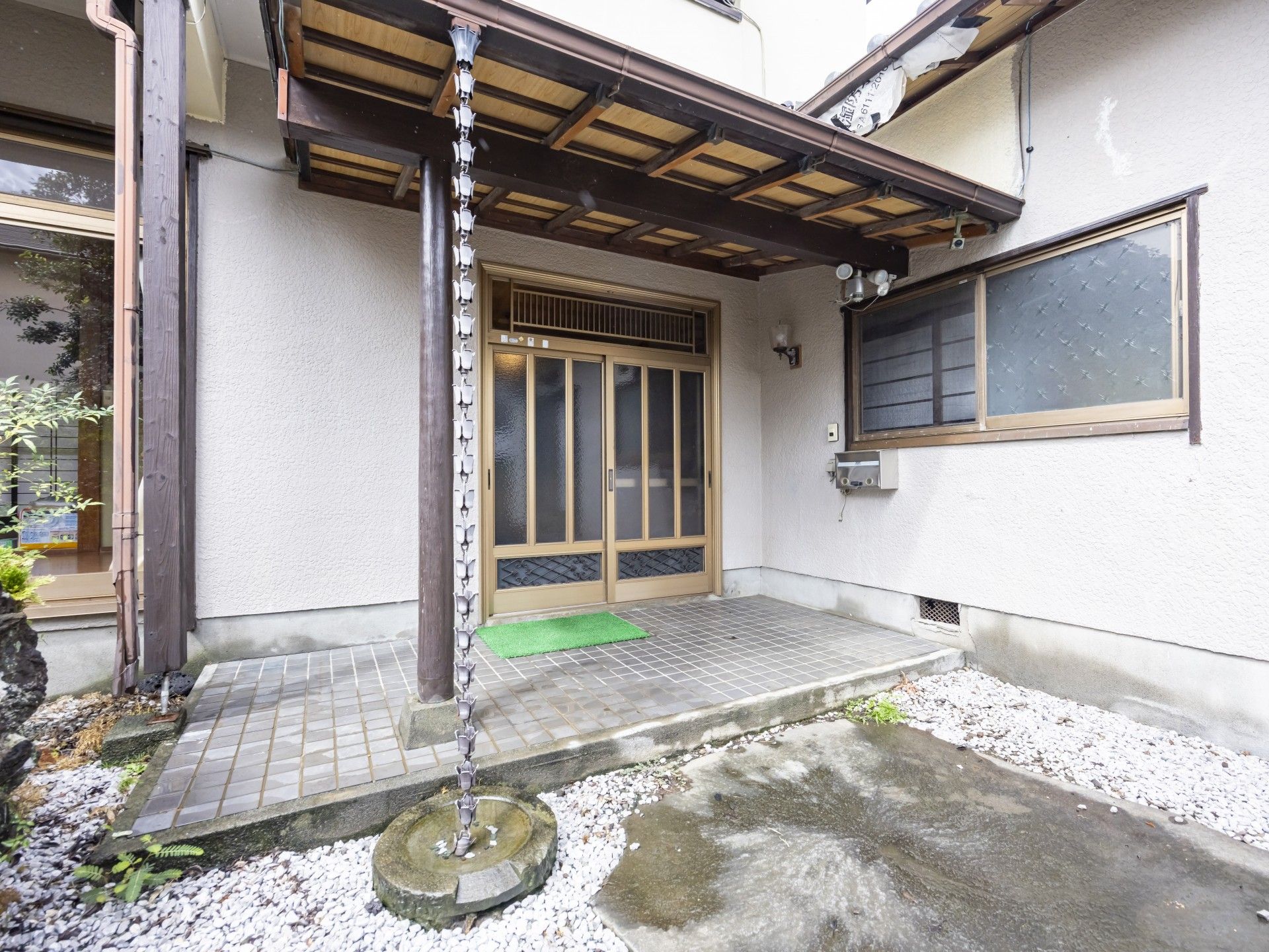 車いすに座っている男性と寄り添う介護スタッフ