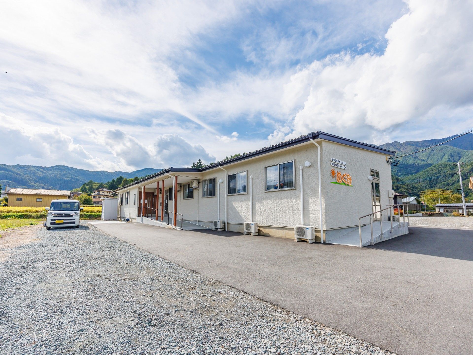 青空の下の建物外観