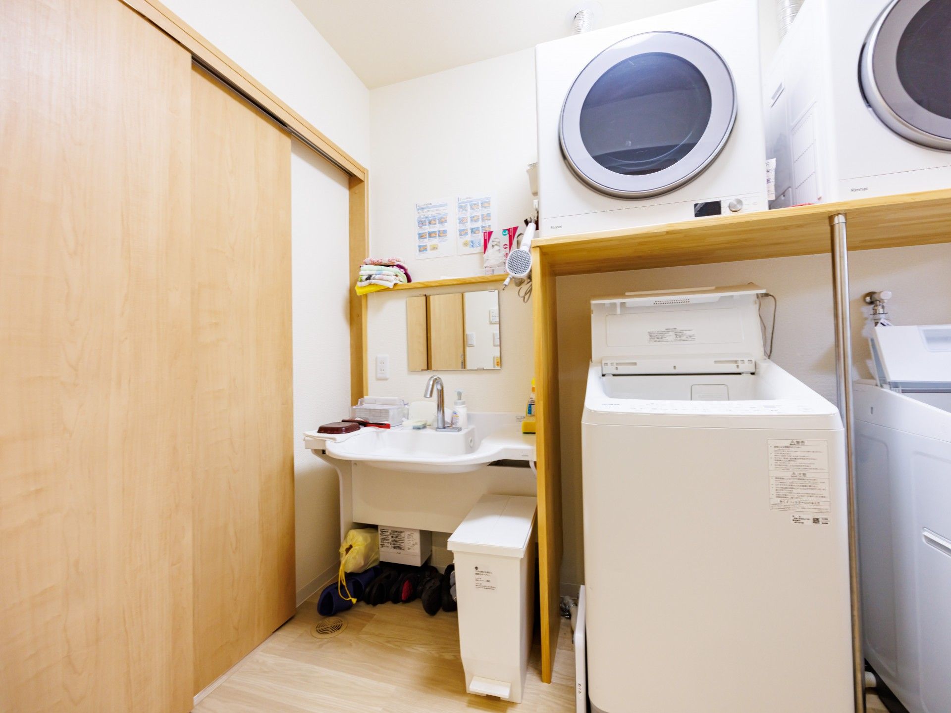 洗濯機と洗面台の部屋