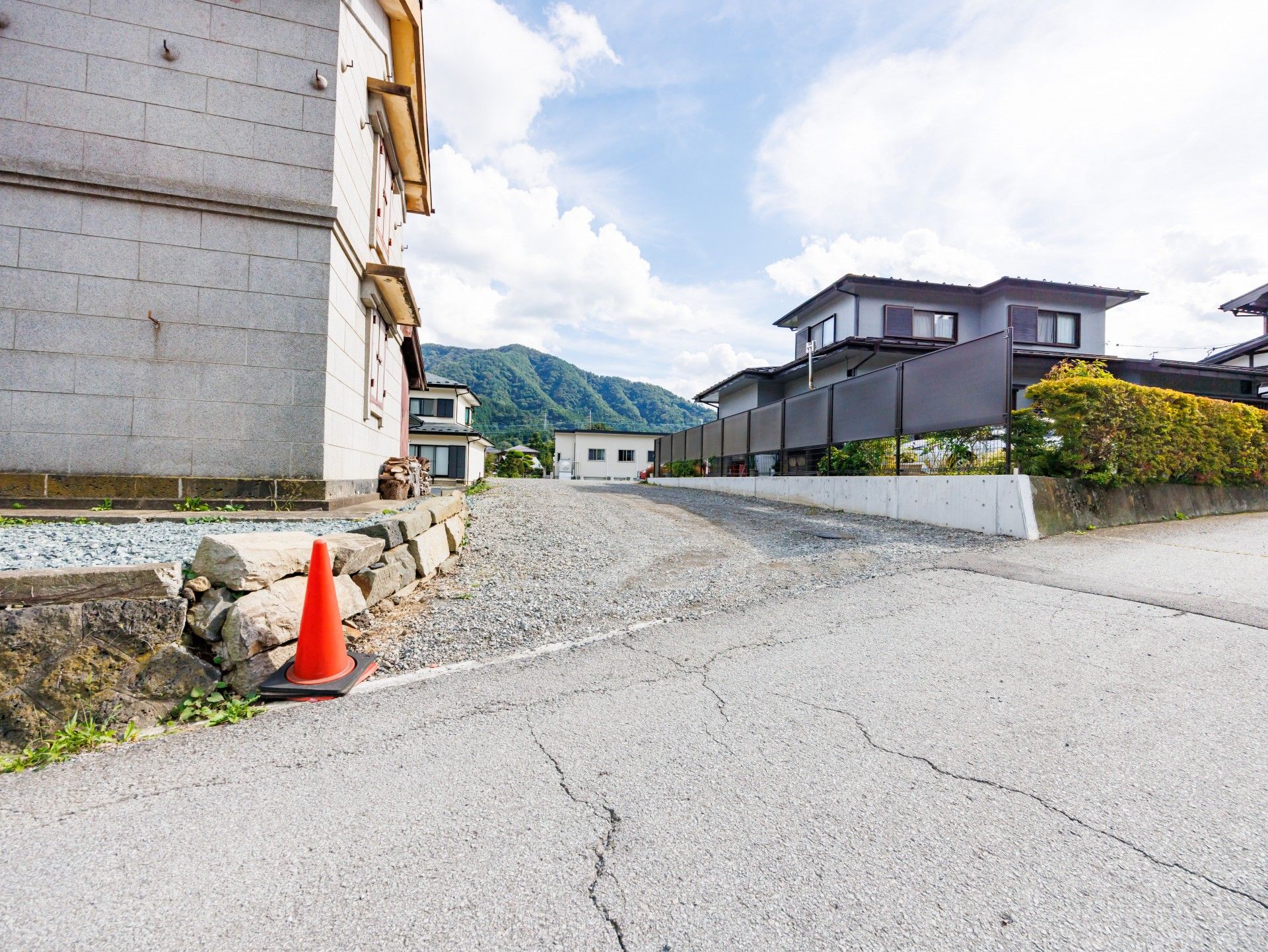建物と駐車スペース