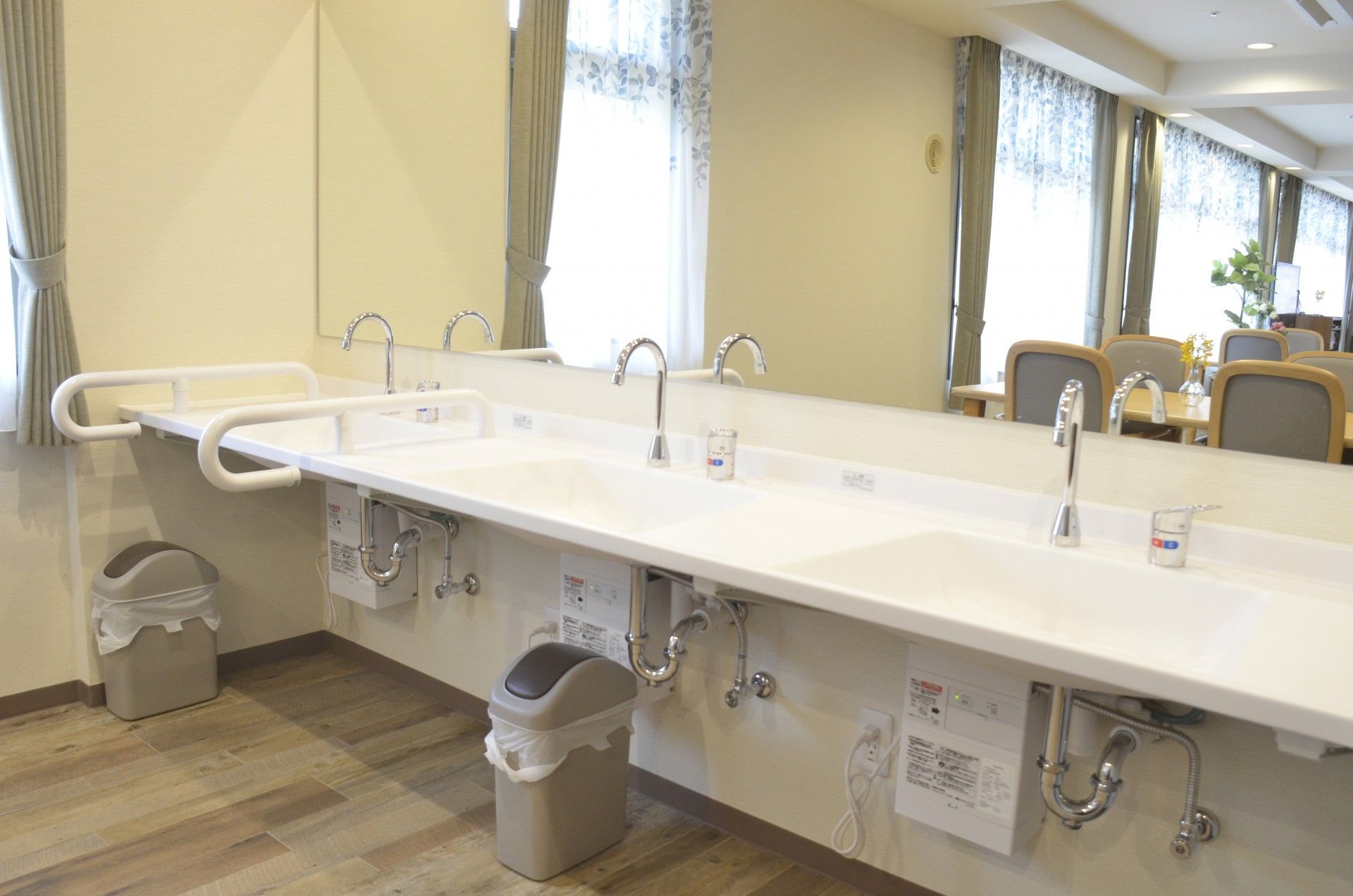 手洗い場と椅子のある空間
