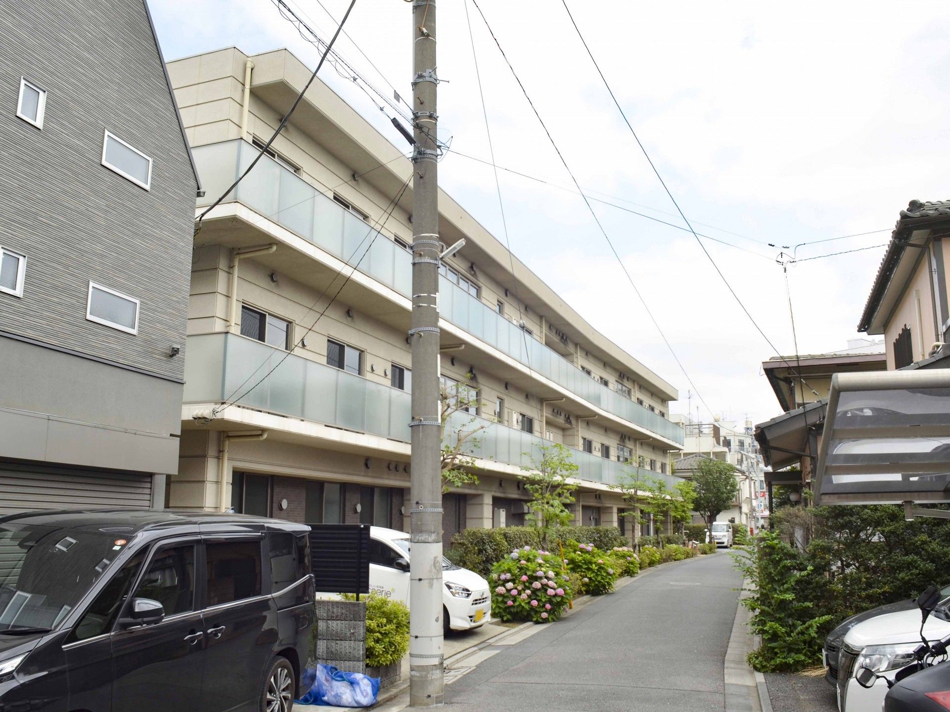 静かな通り沿いの建物