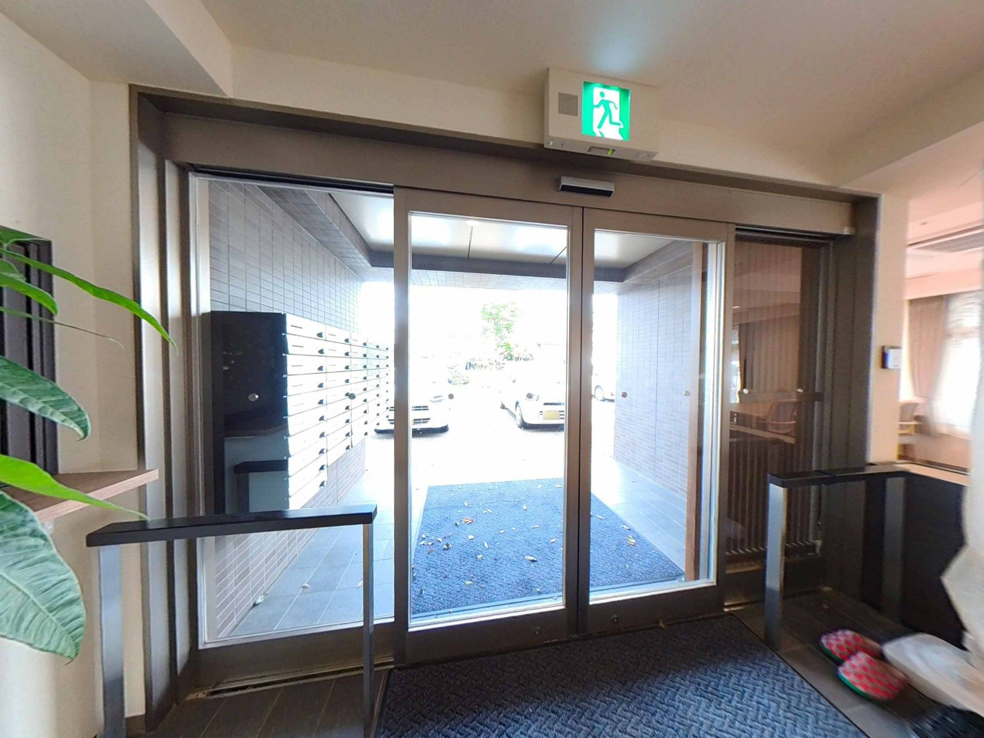 自動ドアの出入口