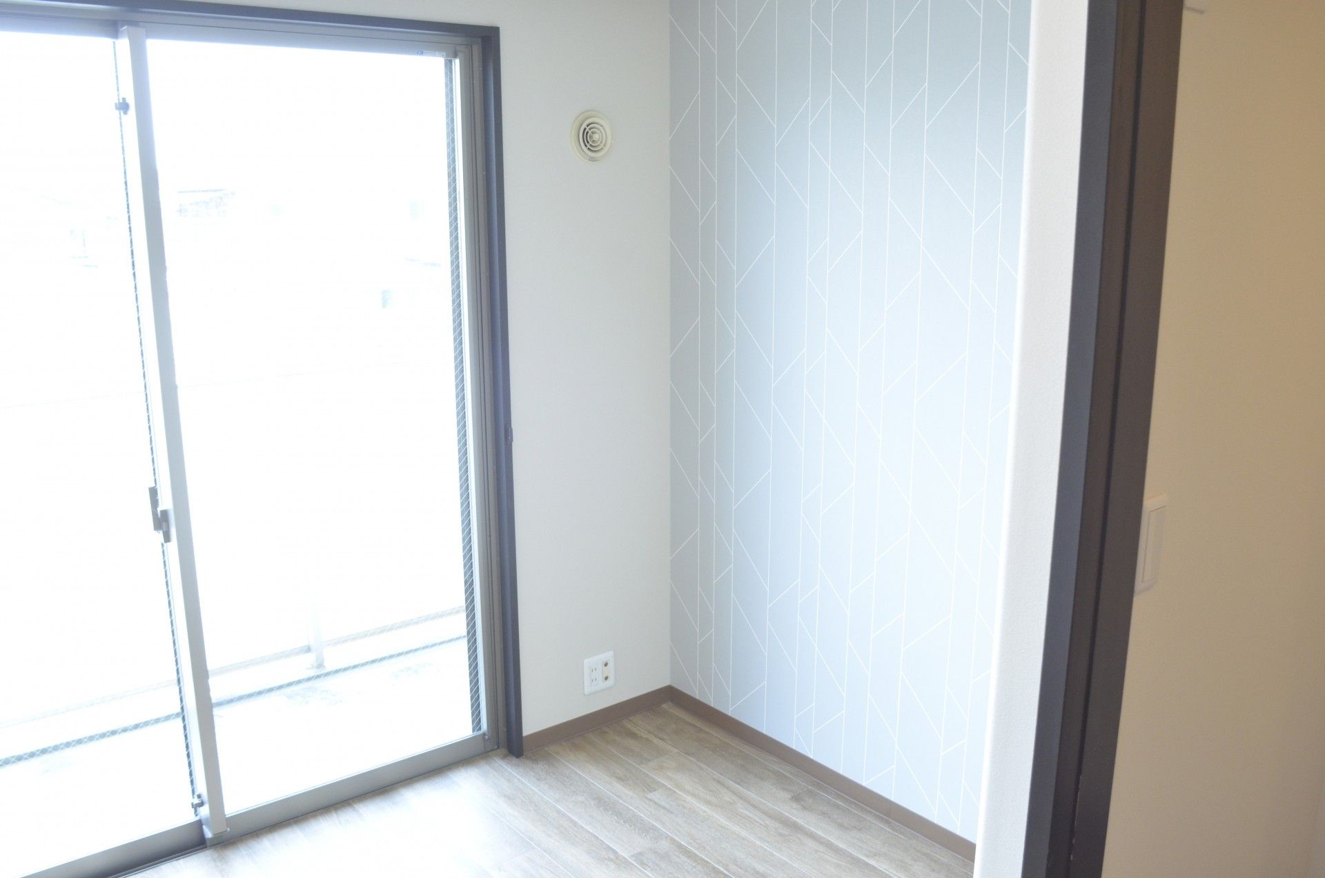 明るい窓辺の一角