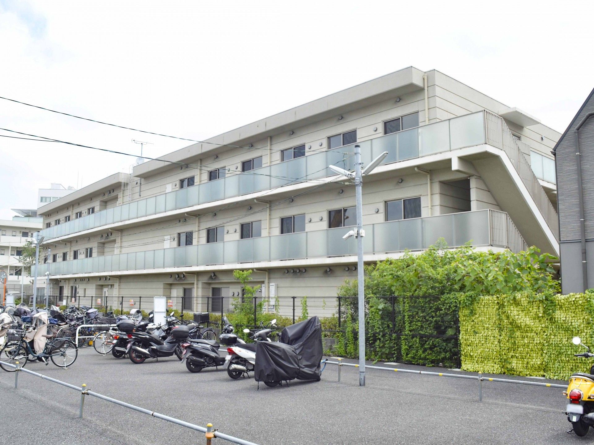 駐輪場のある建物外観