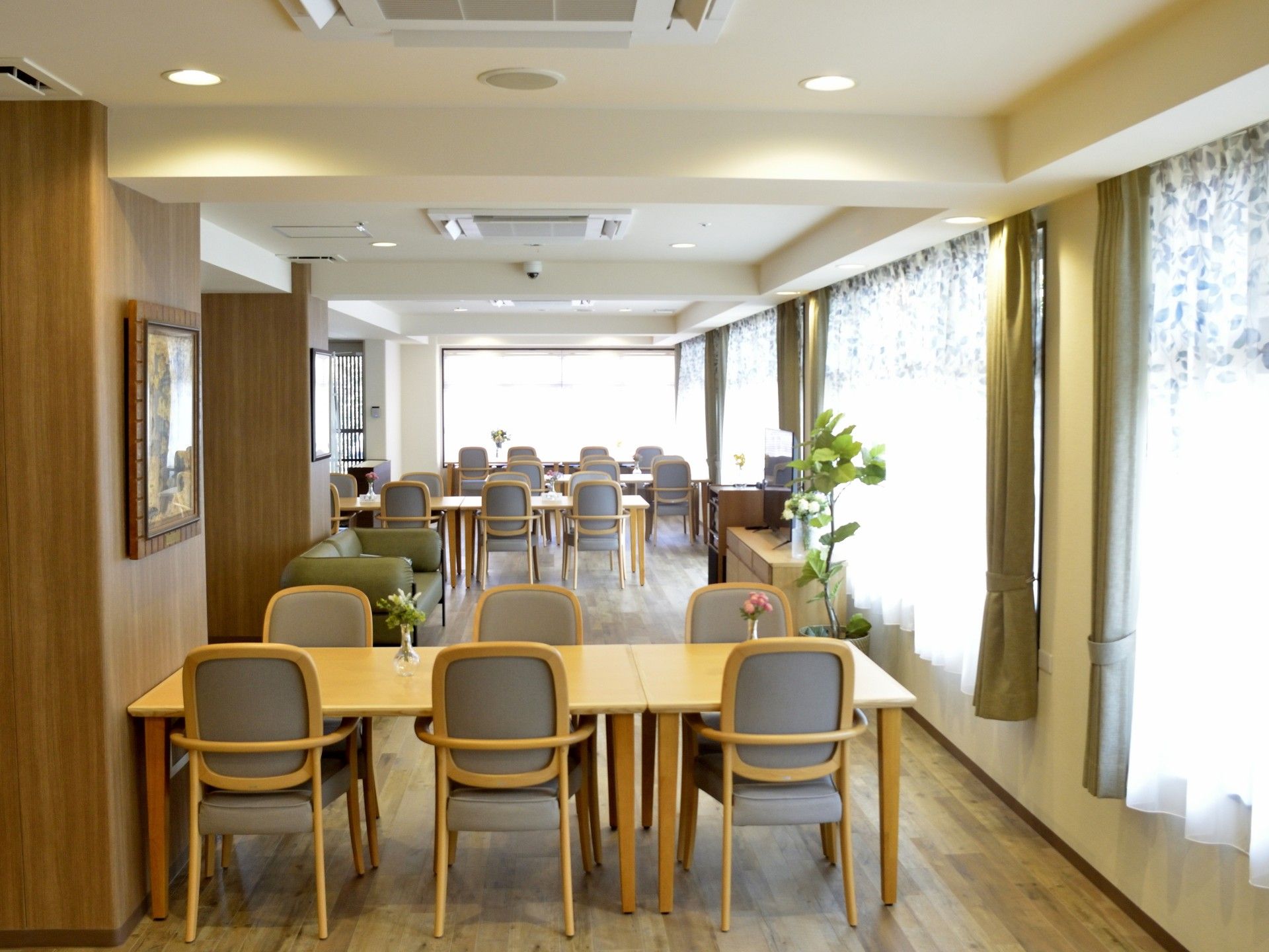 明るい食堂の様子