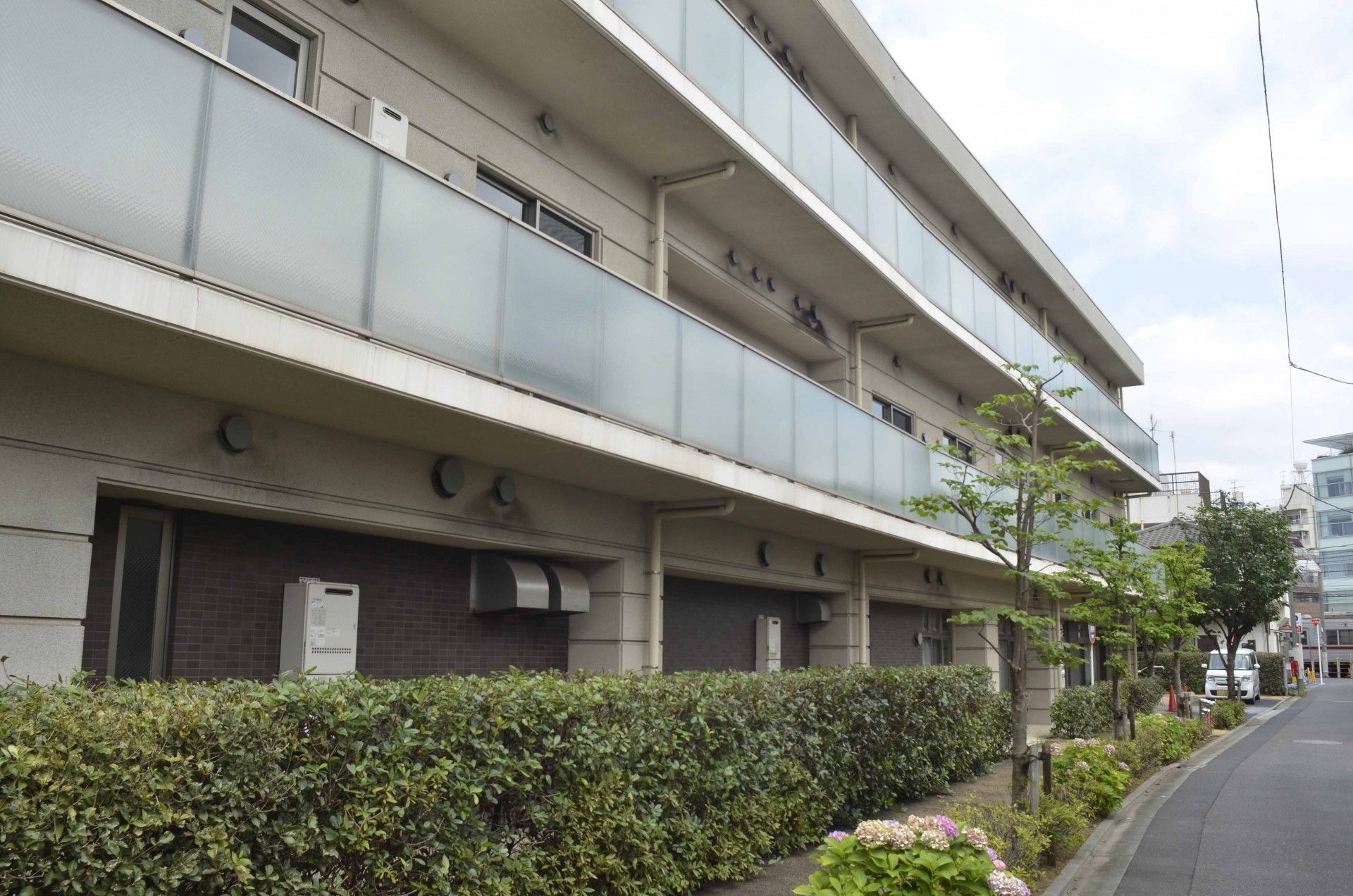 緑に囲まれた建物外観