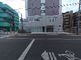 建物の外観と周辺の道路