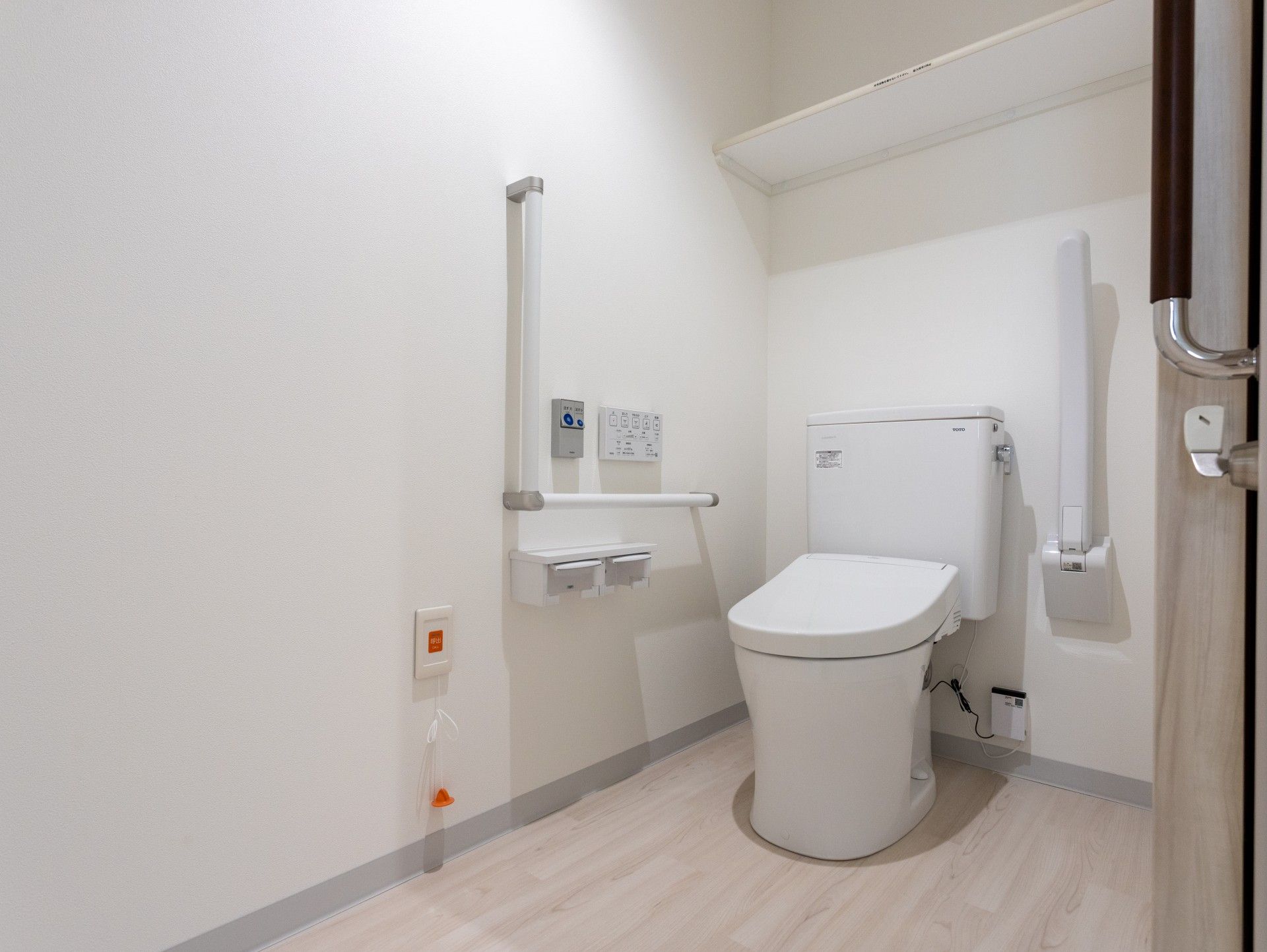 手すり付きのトイレ