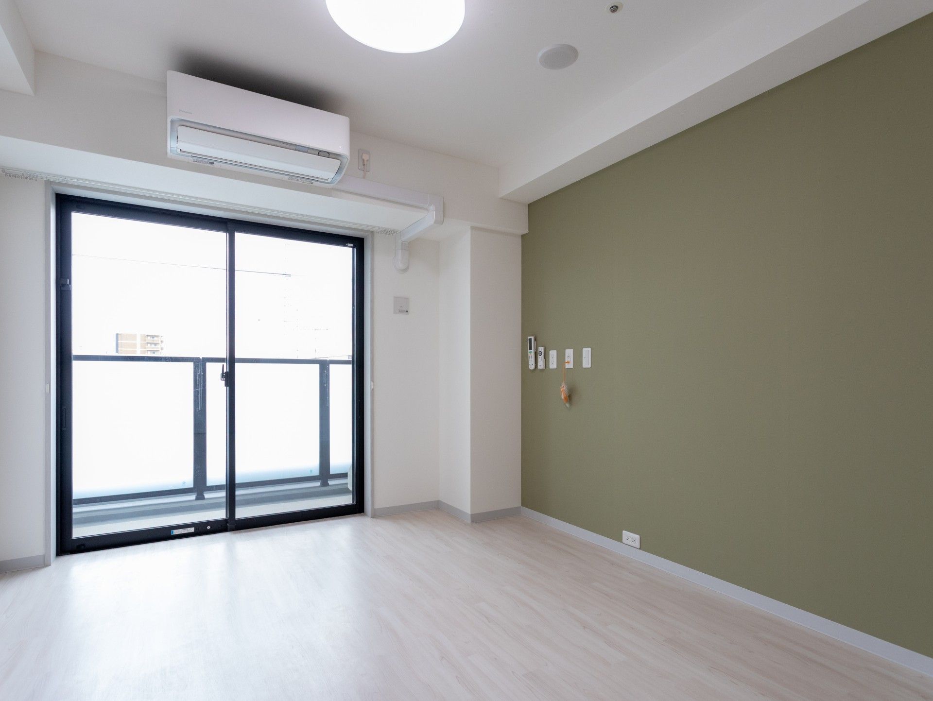 広い窓のある部屋