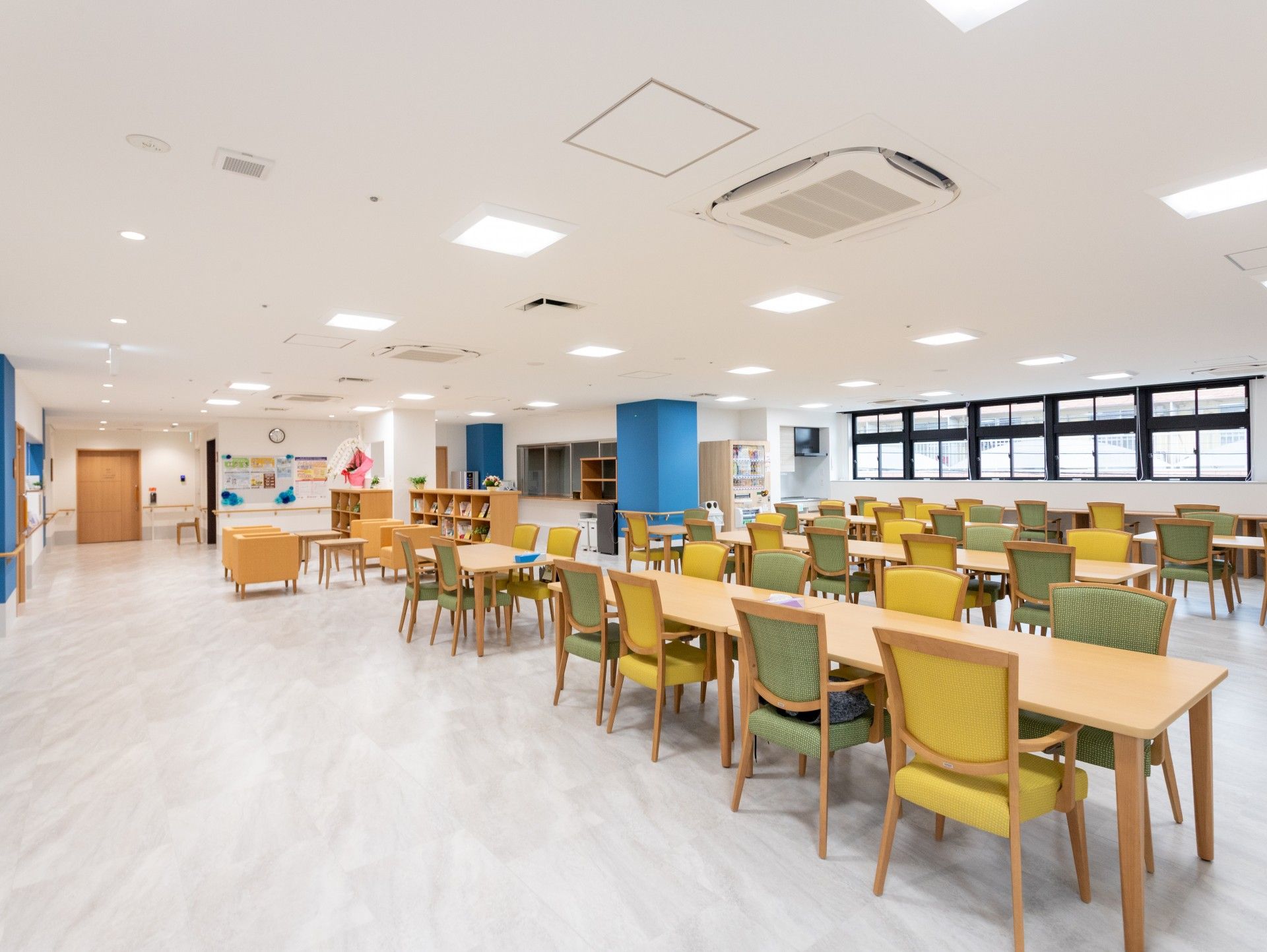 広々とした明るい部屋