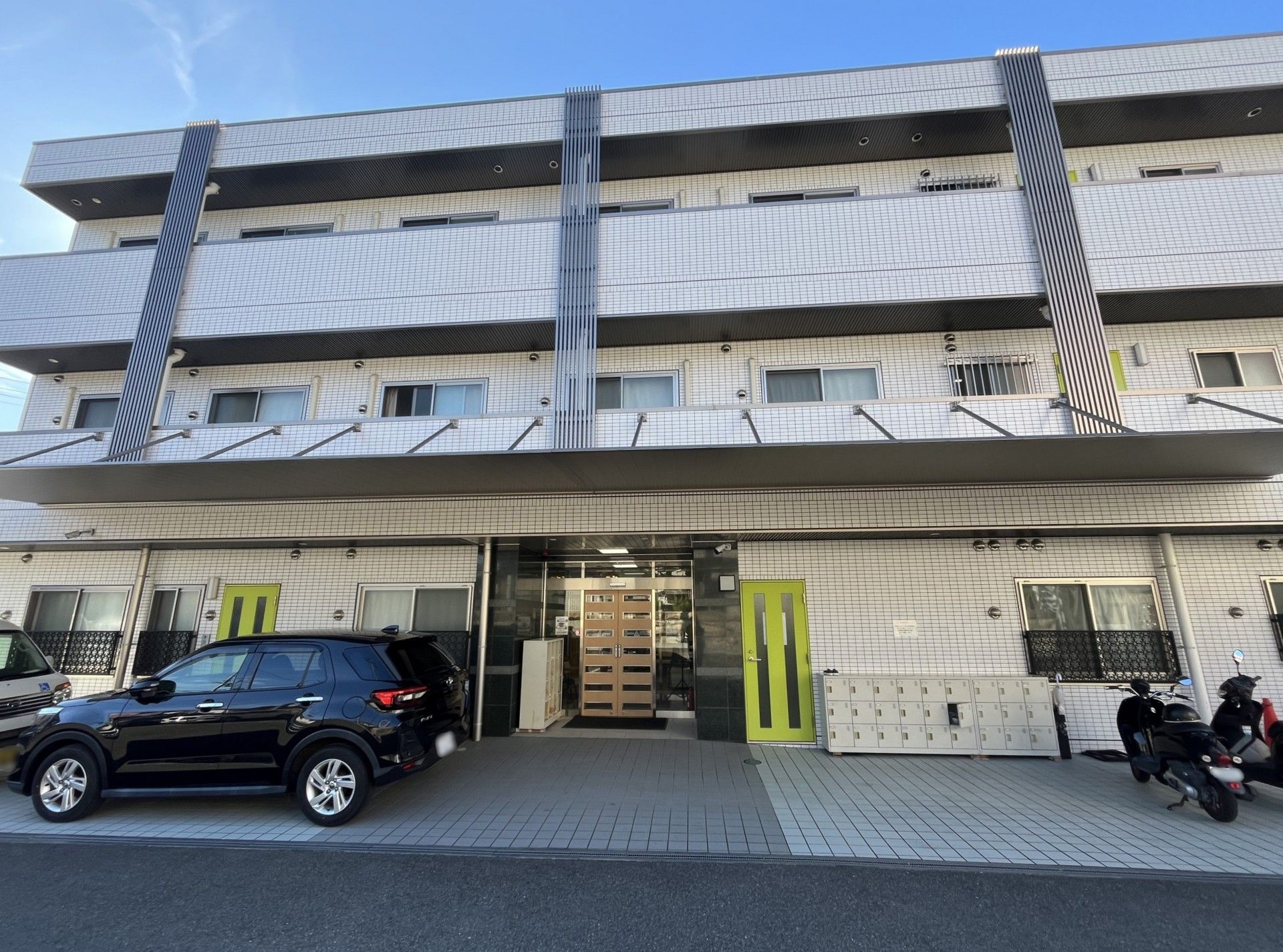 明るい入り口の建物