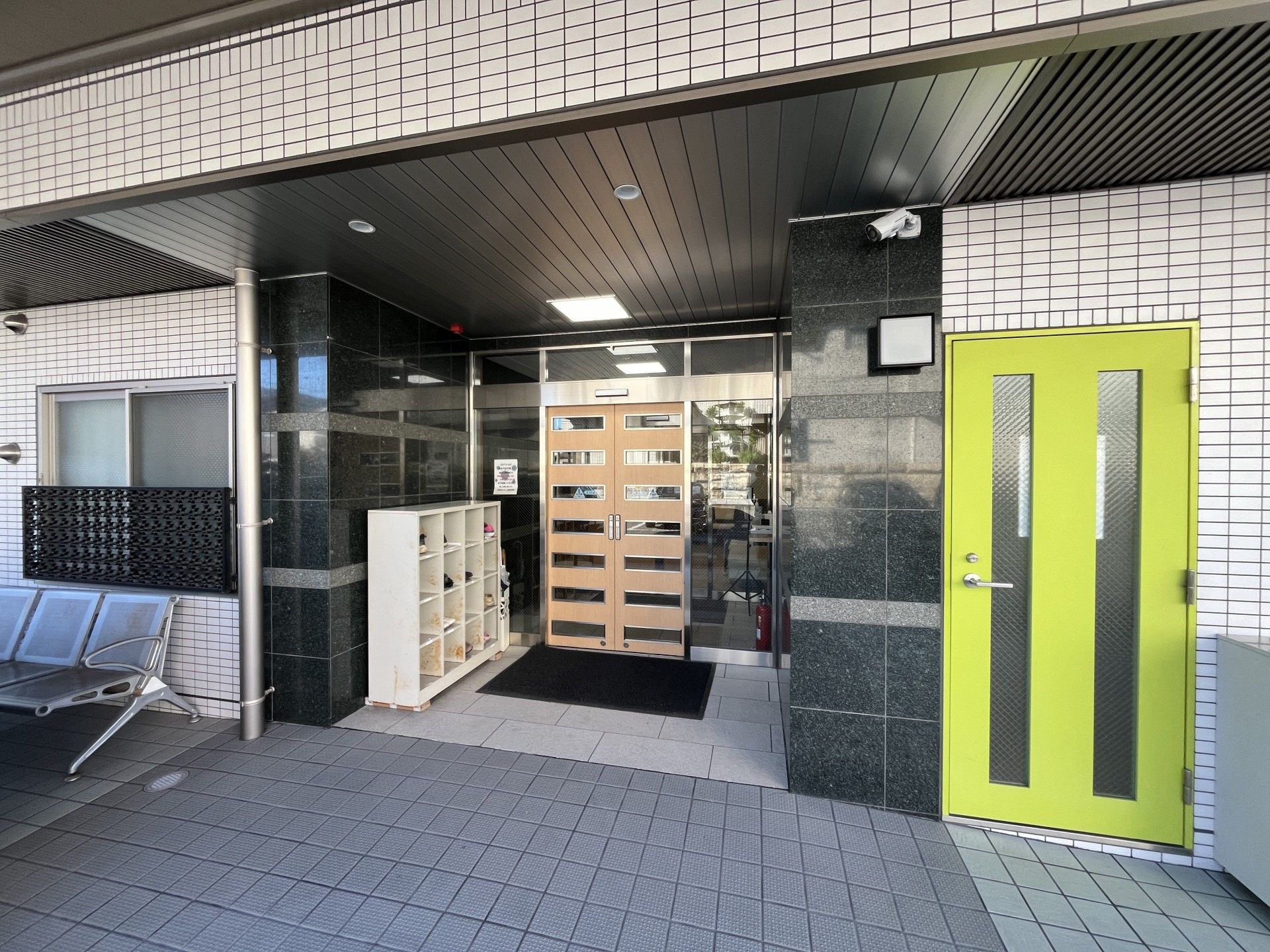 明るいエントランスの風景