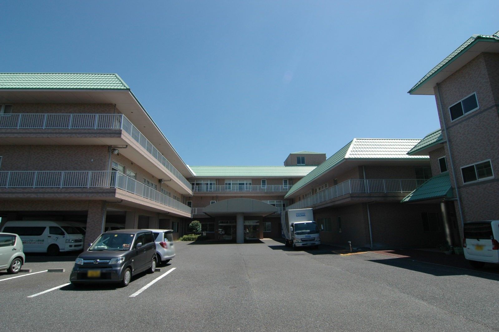 広い駐車場の建物外観